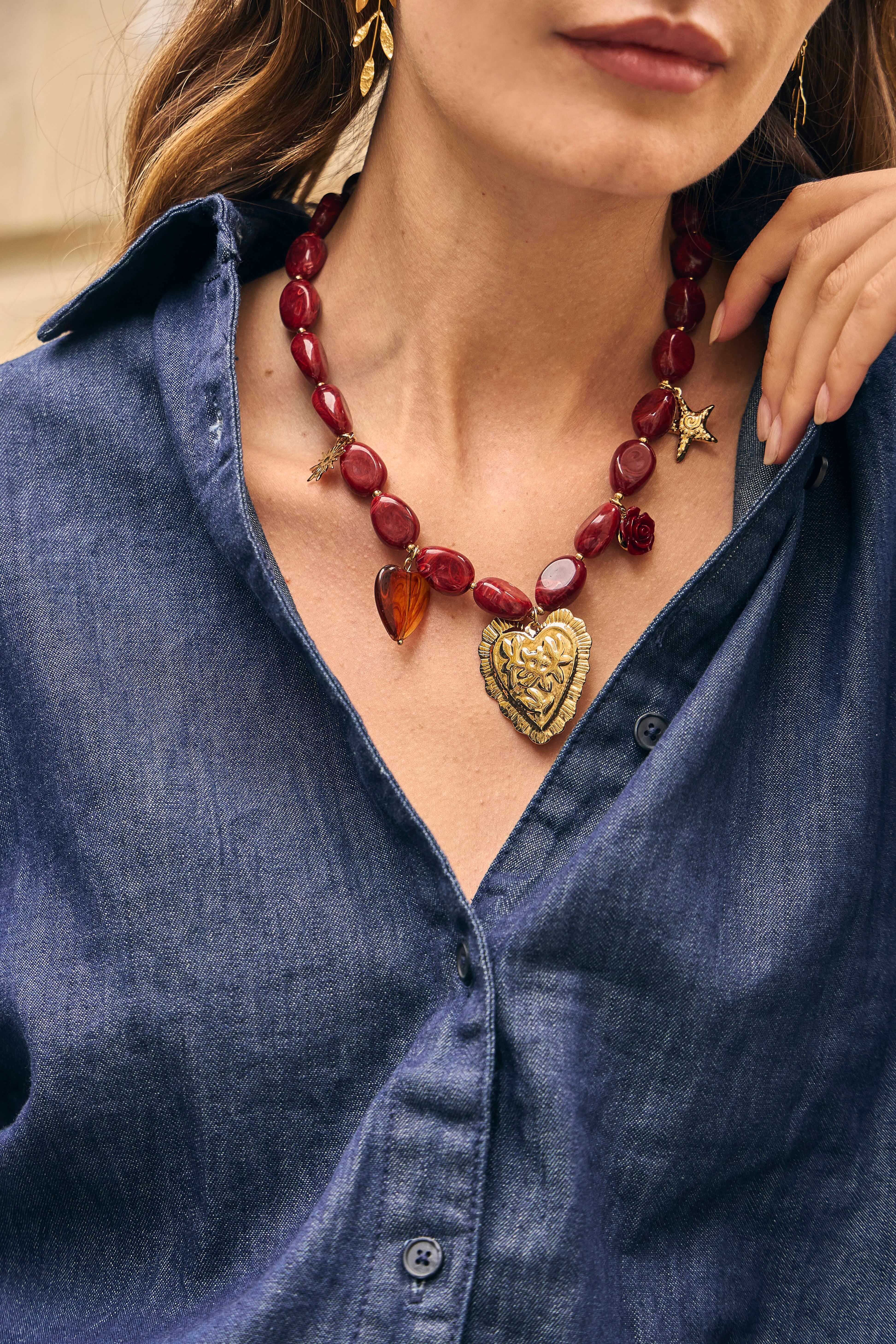 Collana in resina rossa e pendenti ex voto a forma di cuore in oro