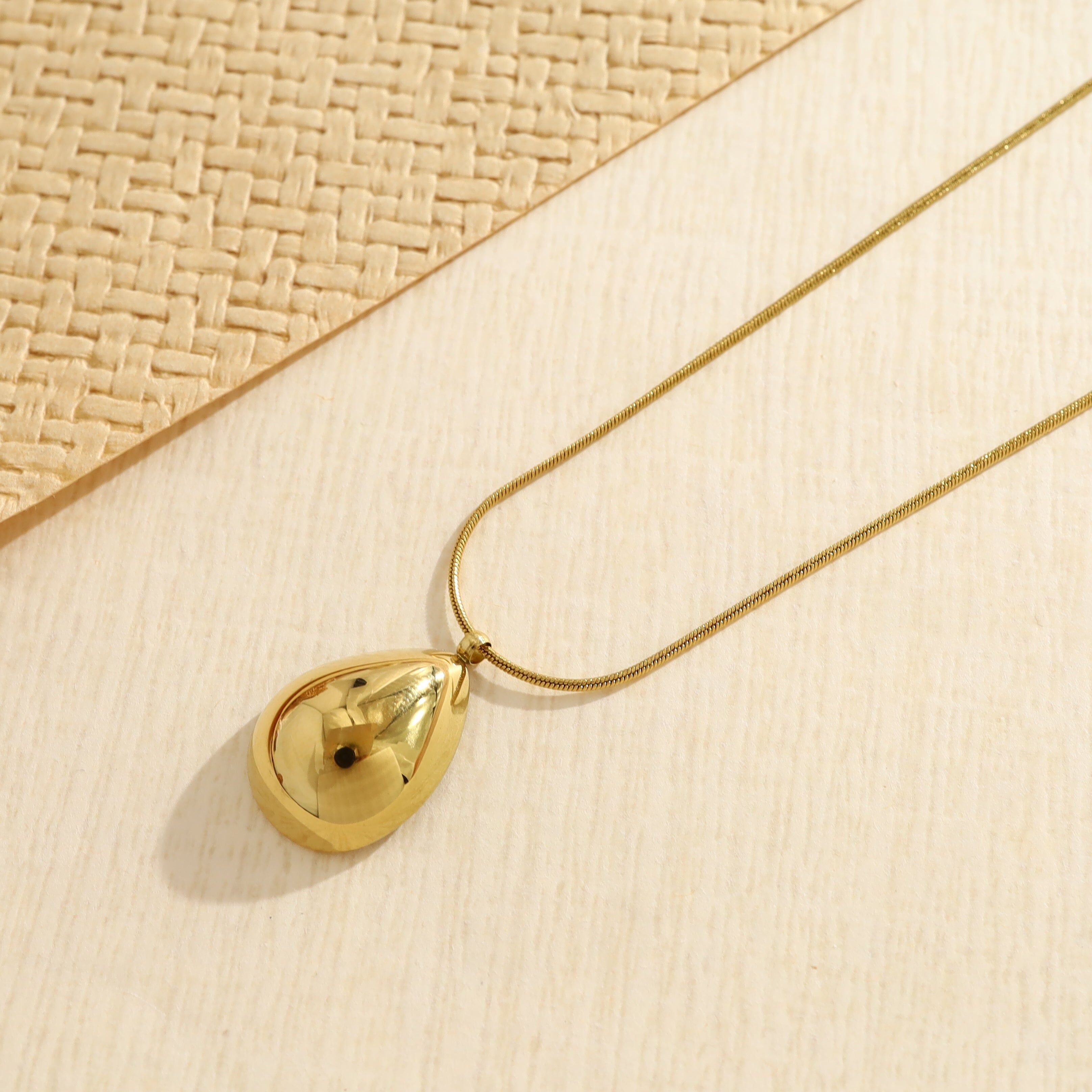 Goldene Halskette, runde Schlangenkette, glatt gewölbter Tropfenanhänger