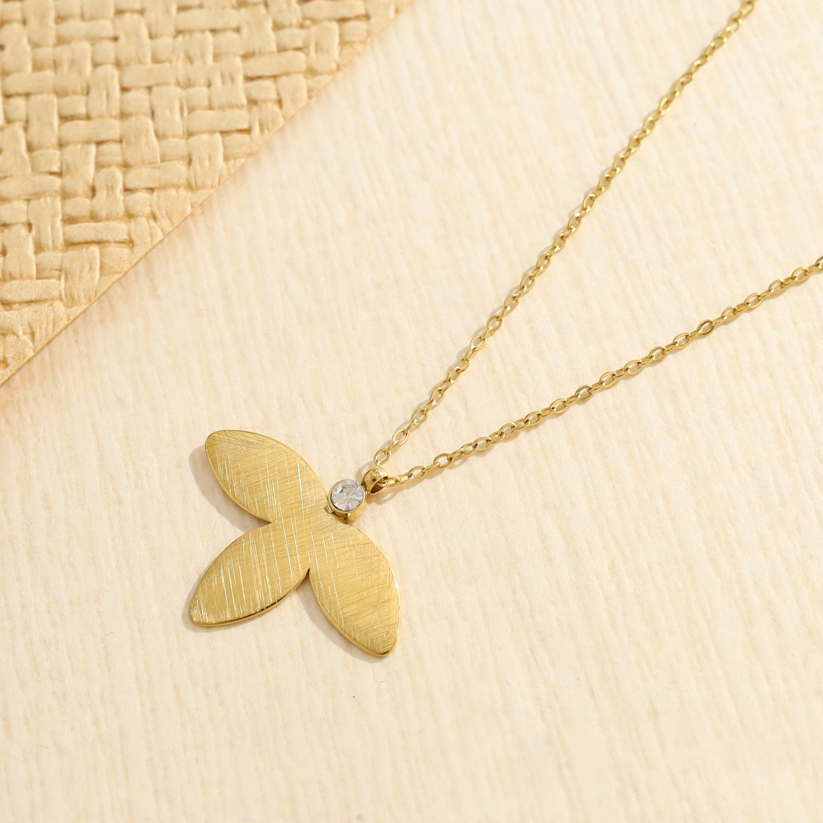 Collana color oro con catena sottile e ciondolo a forma di uccello spazzolato con strass