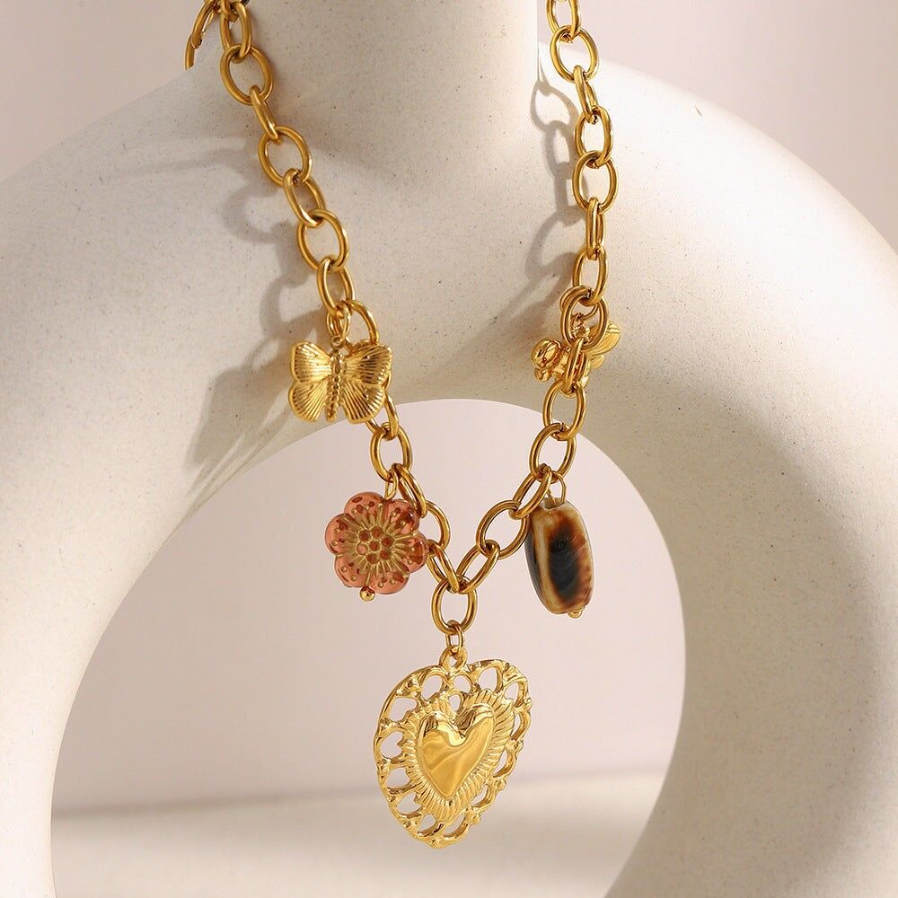 Collana a catena in oro con pendenti a forma di cuore, ape e fiore marrone