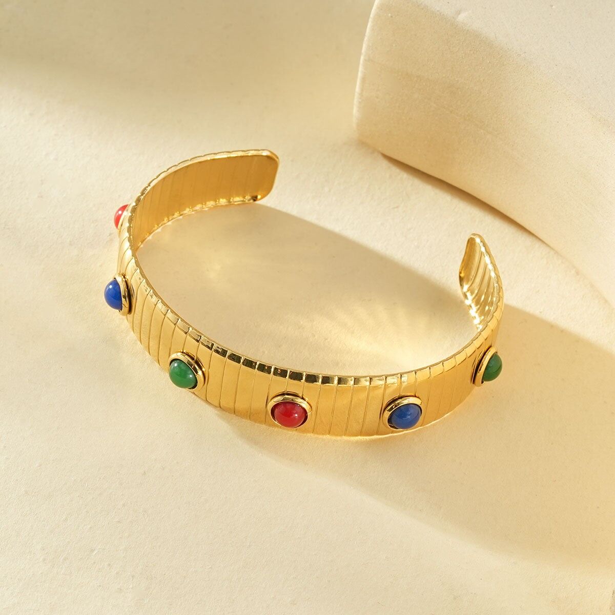 Bracciale rigido scanalato placcato oro con pietre rotonde multicolori