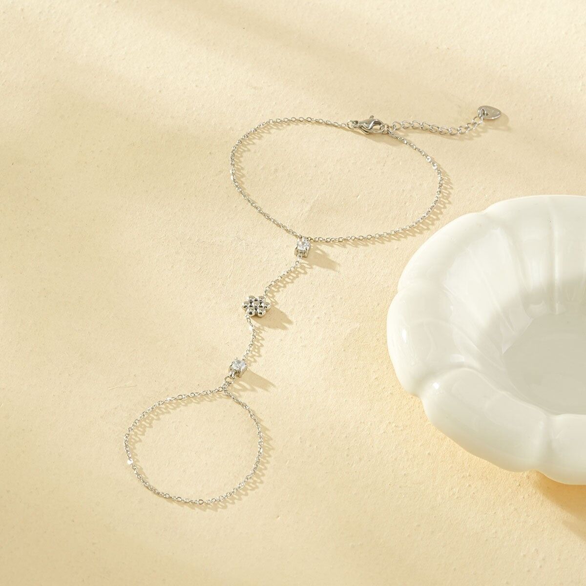 Bracciale a catena in argento con fiore a 5 petali e strass quadrati