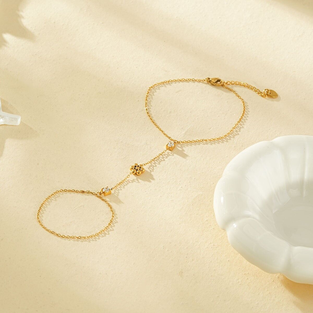 Bracciale a catena color oro con fiore a 5 petali e strass quadrati