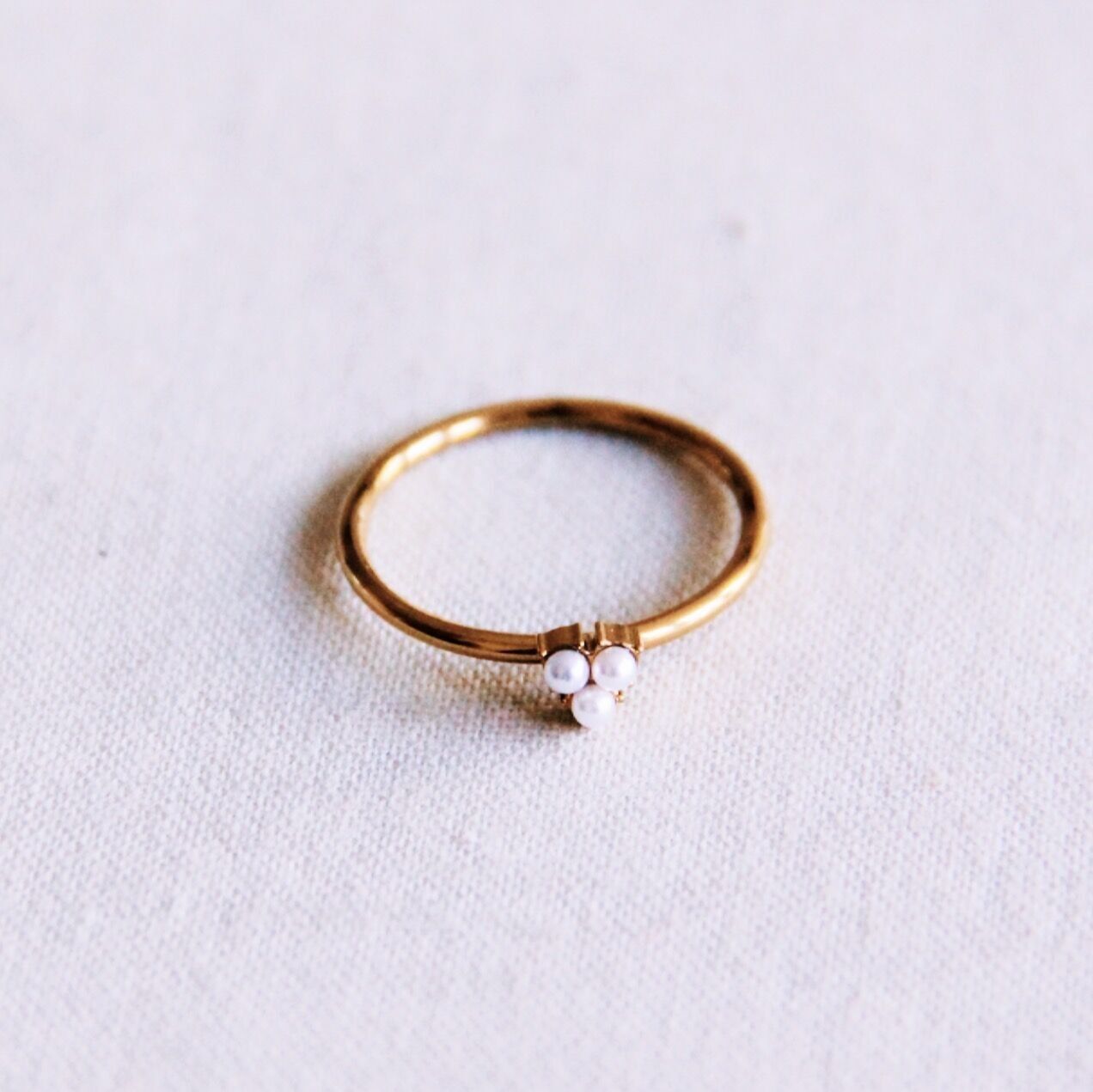 Anello minimalista con 3 mini perle - oro