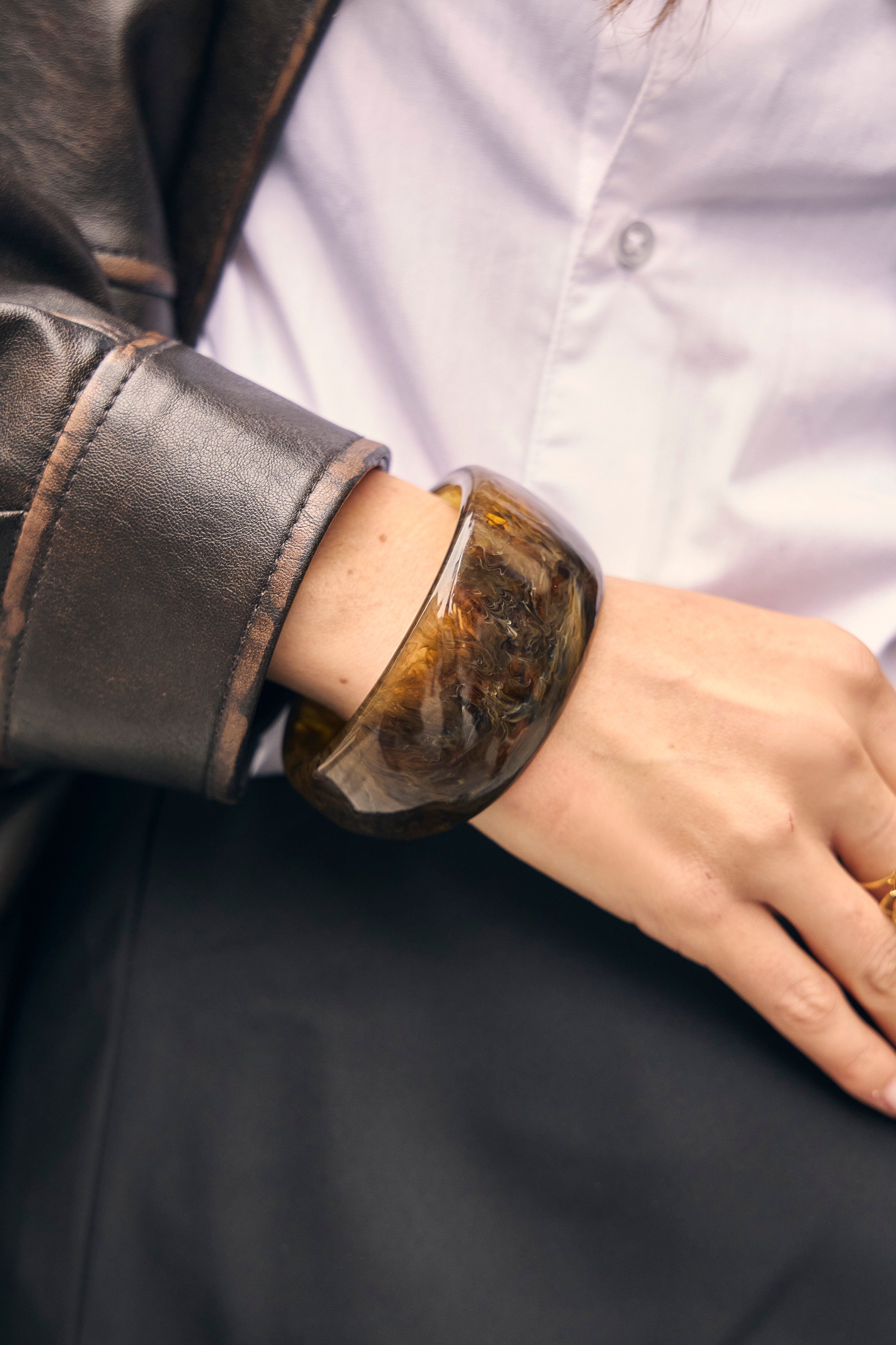 Bracciale bangle spesso e arrotondato in resina marrone traslucida con effetto marmorizzato