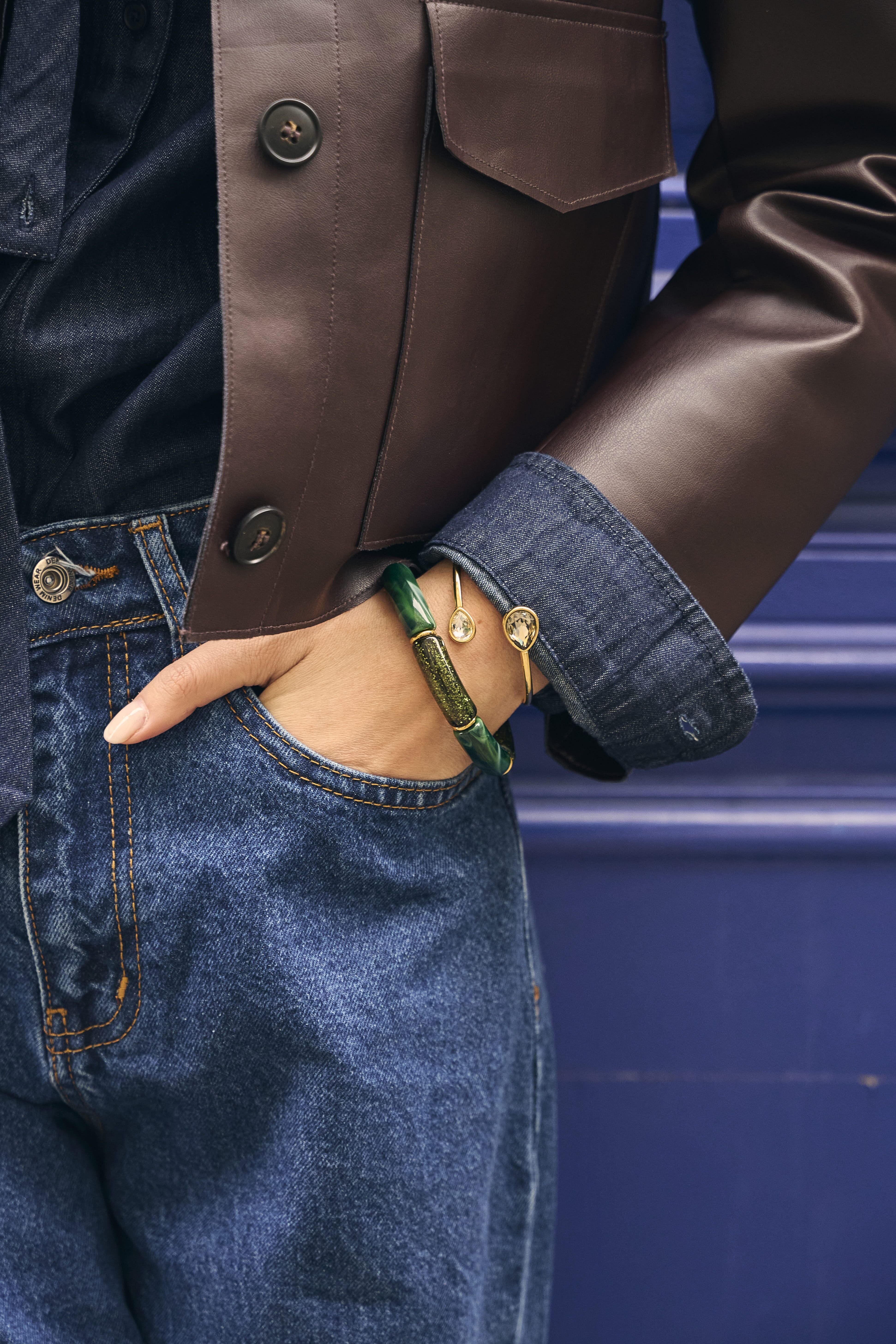 Bracciale elastico con segmenti in resina verde e glitterata e separatori in oro