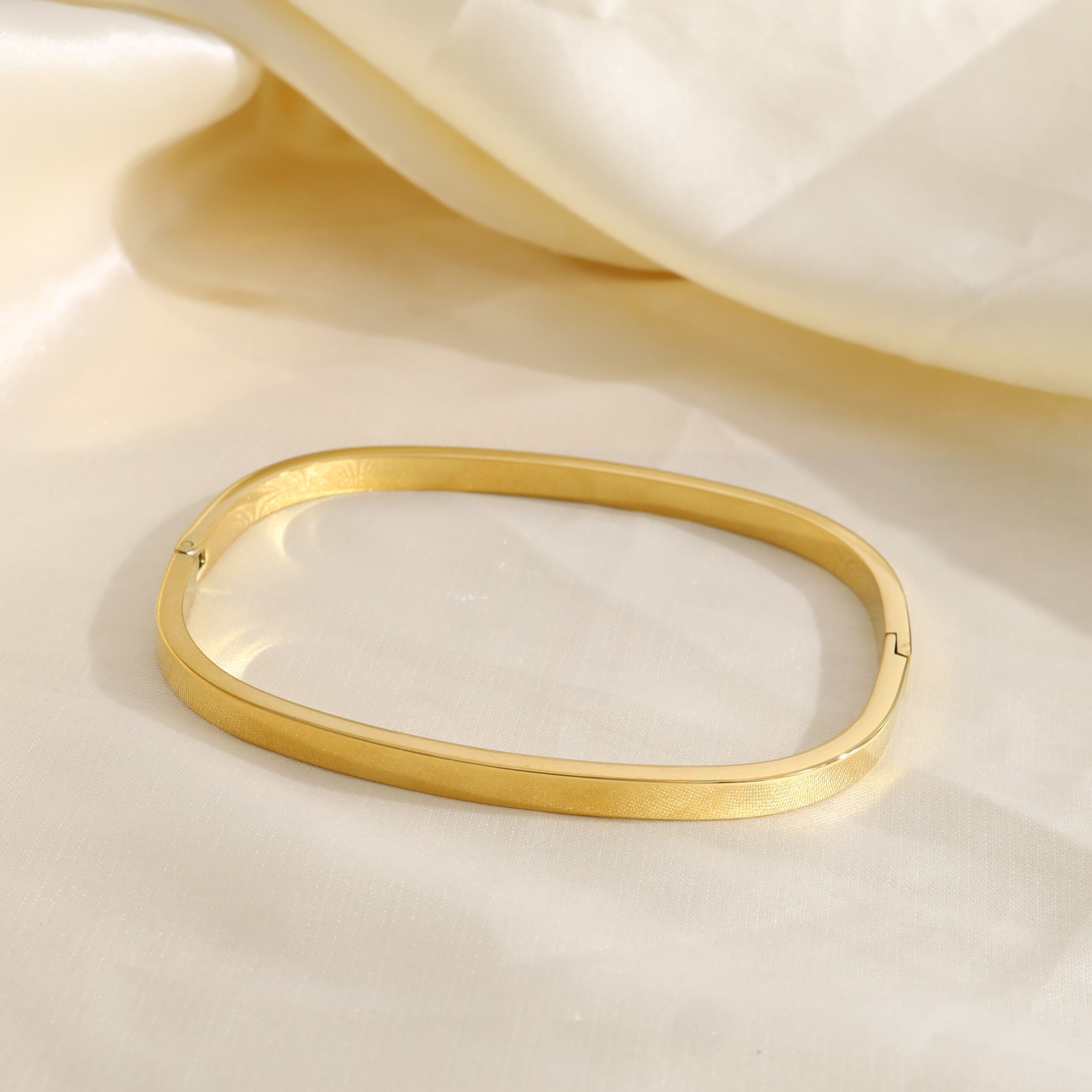 Bracciale rigido rettangolare in oro con apertura laterale liscia ed effetto specchio