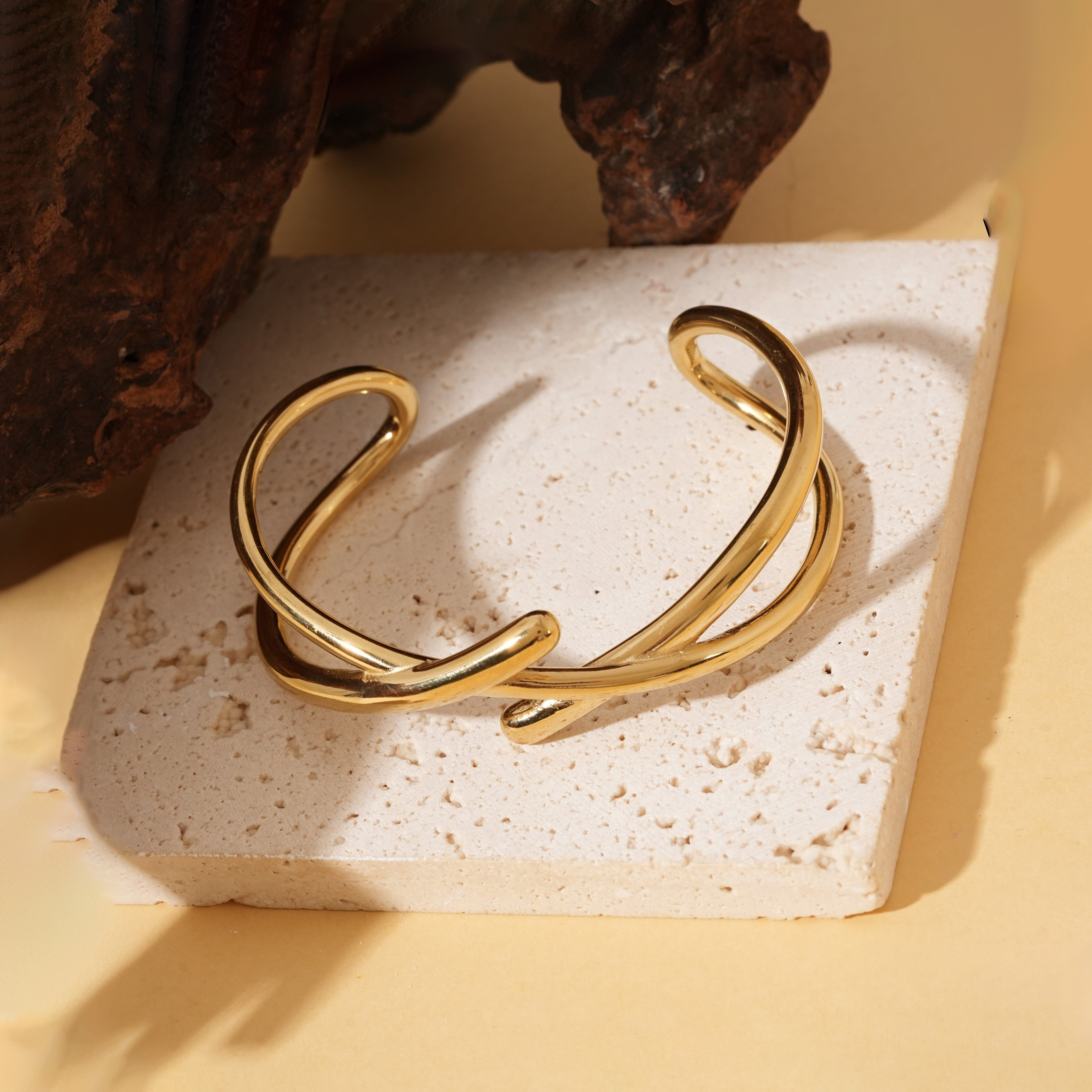 Bracciale rigido regolabile in oro con rami incrociati