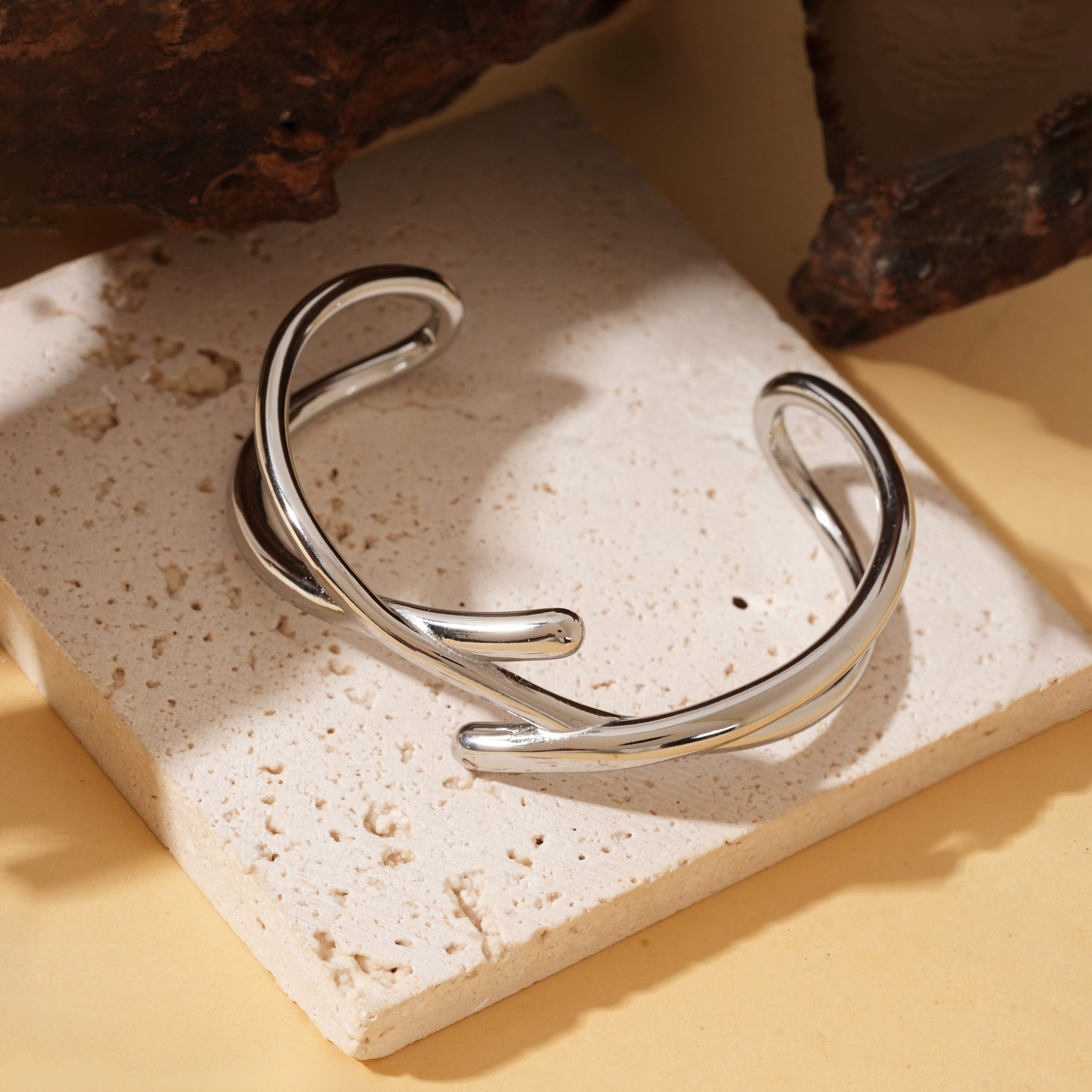 Bracciale rigido regolabile in argento con rami incrociati