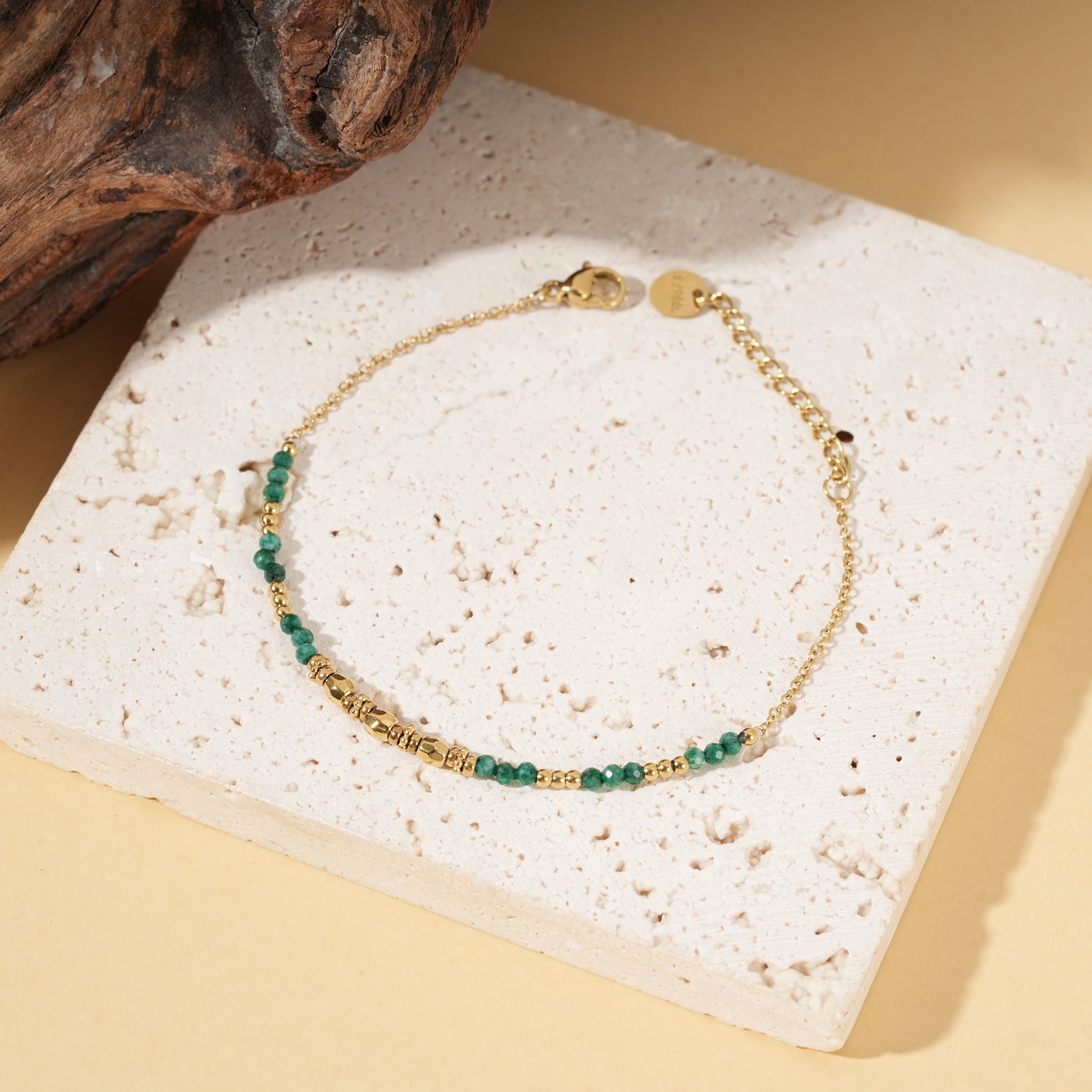 Bracciale in oro con catena sottile, perle di malachite sintetica e perle placcate oro