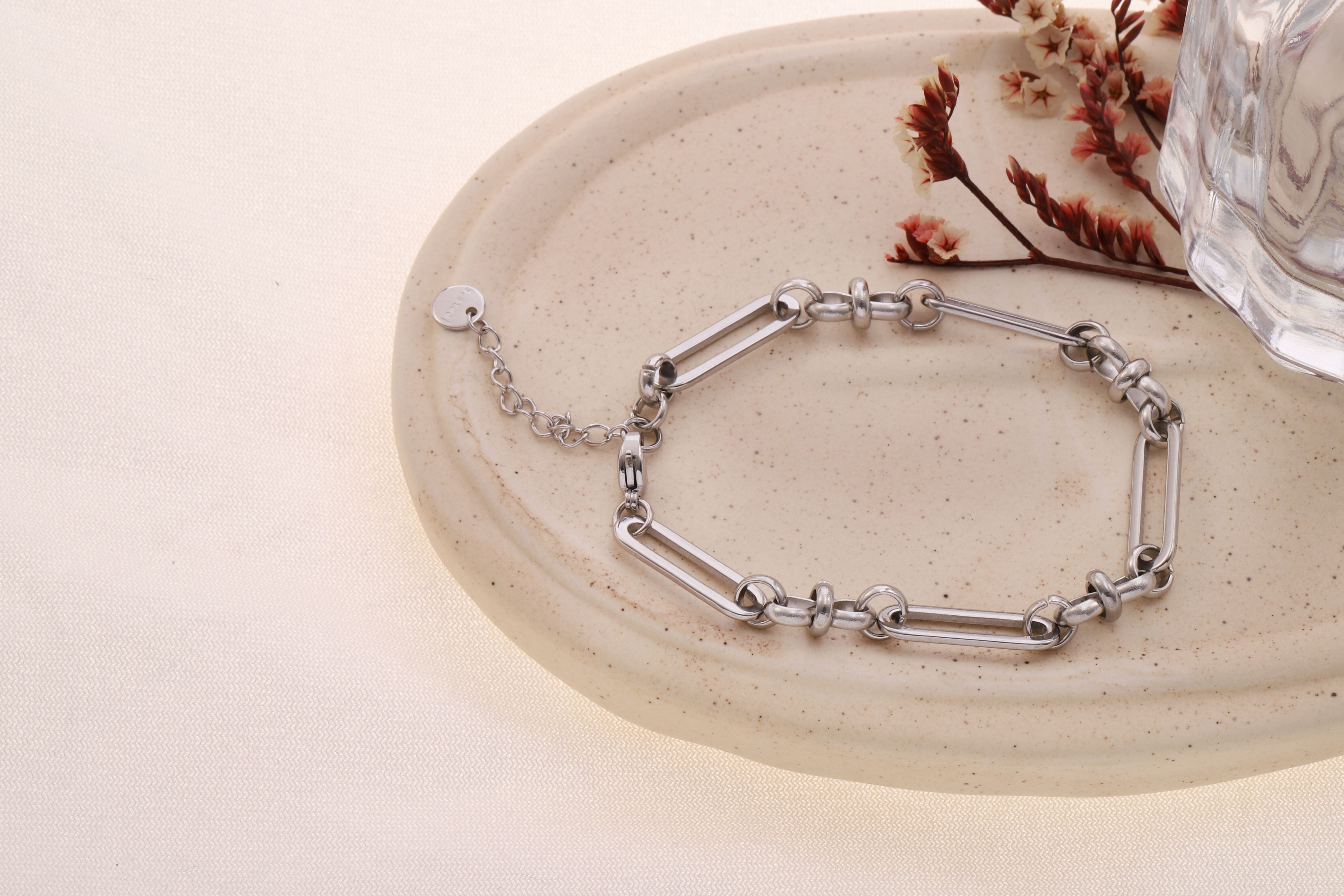 Bracciale in argento con lunghe maglie ovali e anelli rotondi intervallati