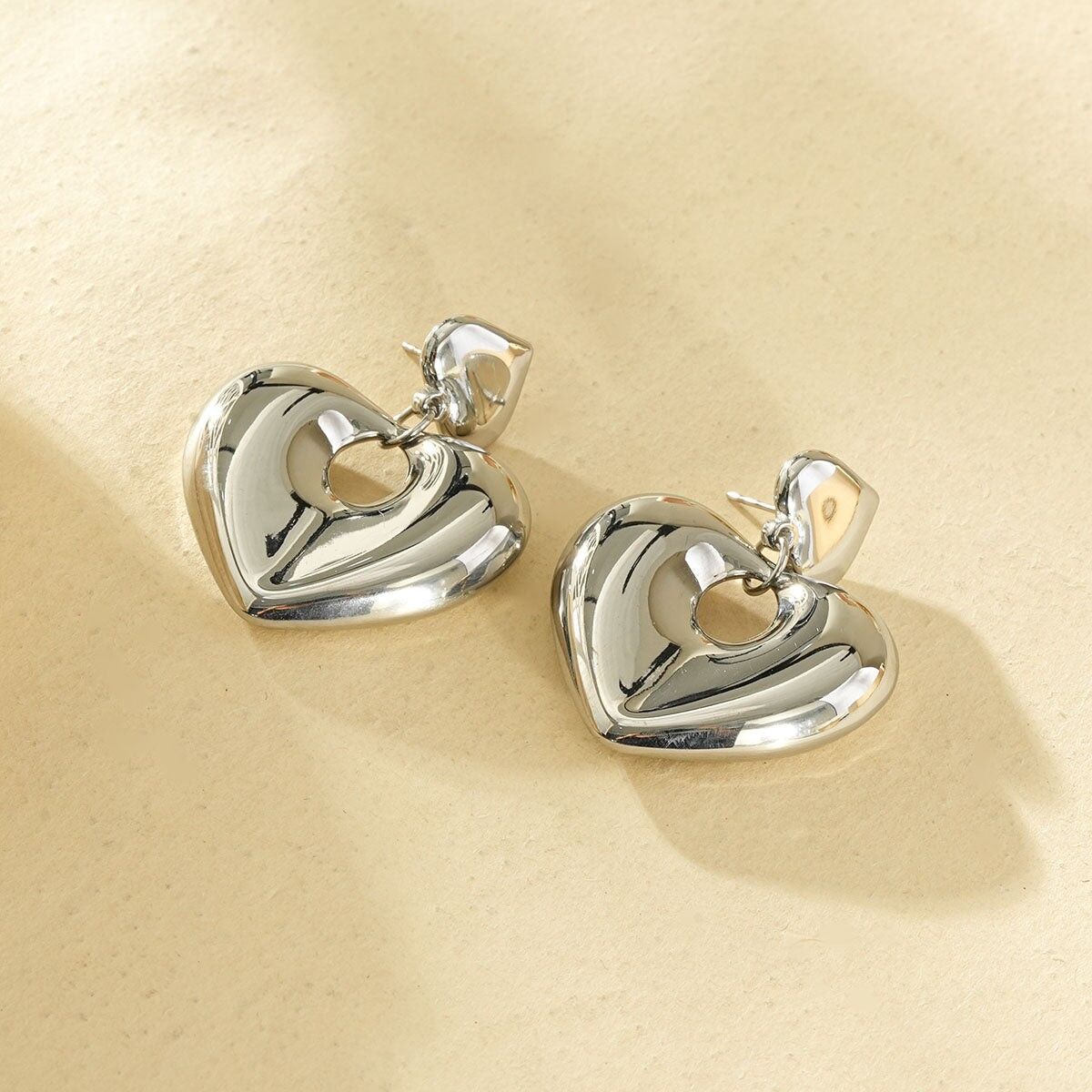 Silberfarbene Hängeohrringe mit glatten, gewölbten Herzformen