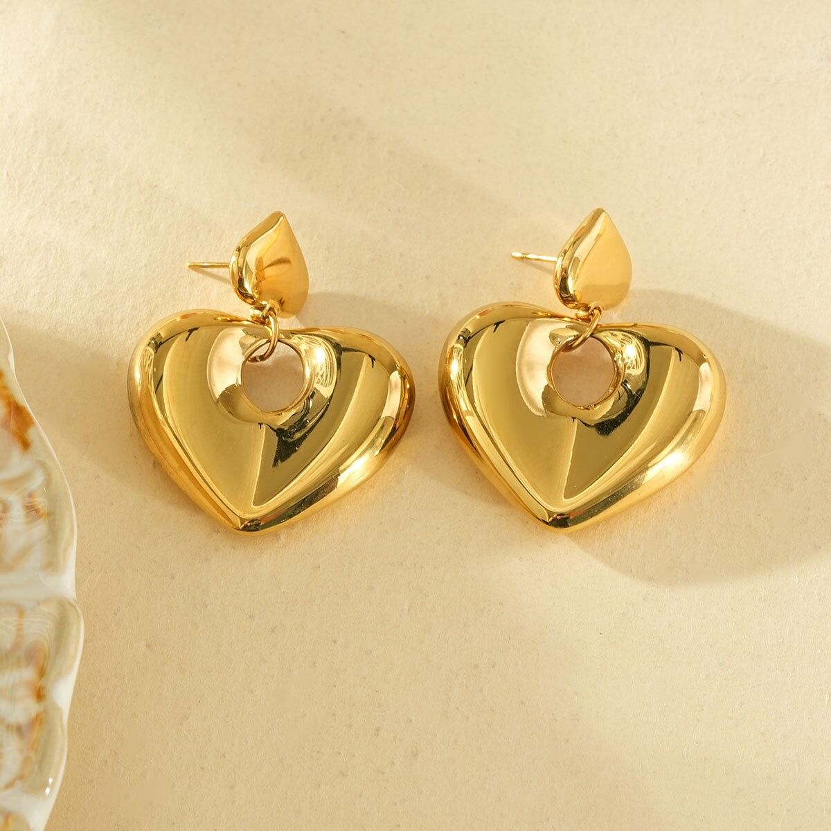 Vergoldete, glatte, baumelnde herzförmige Ohrringe