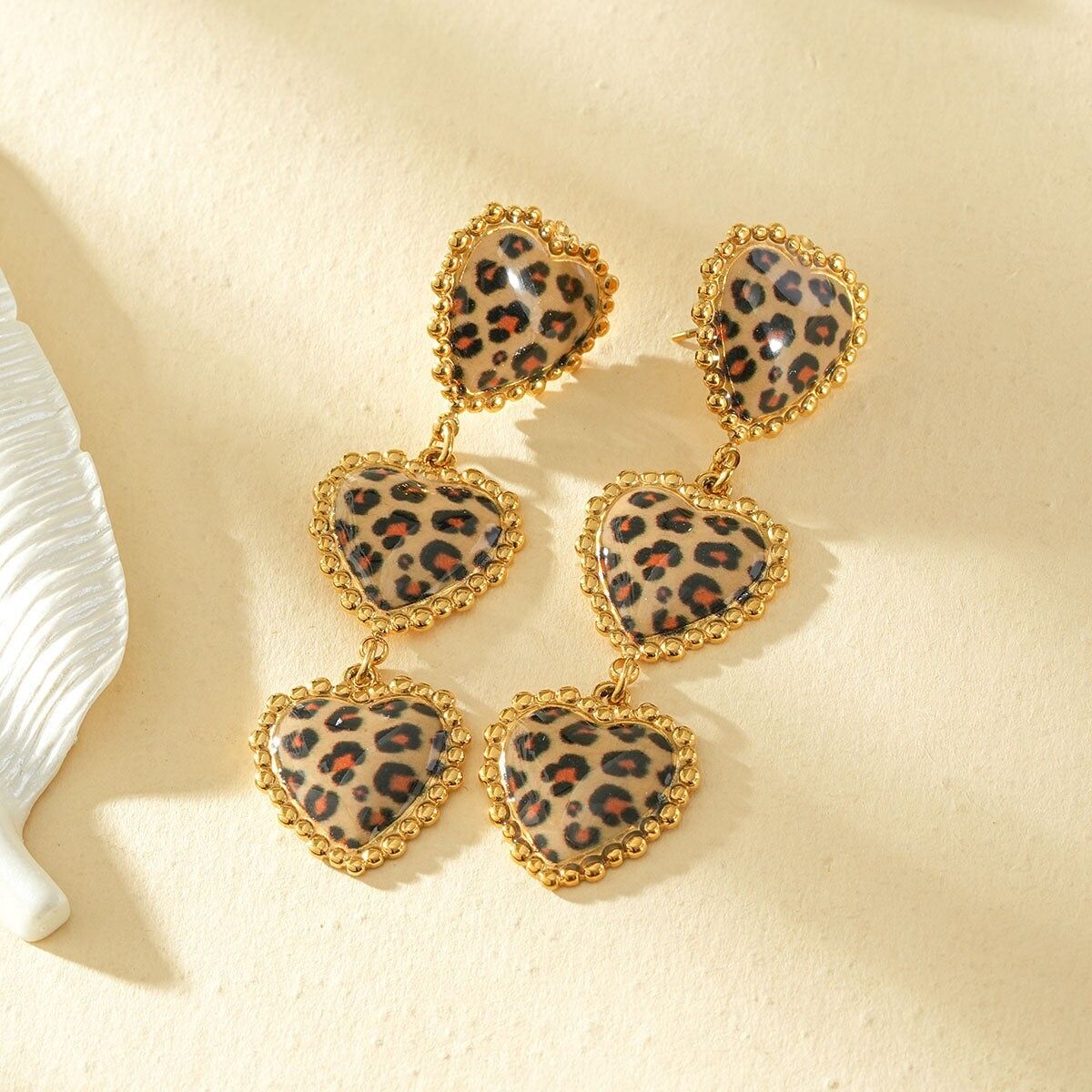Dreifache herzförmige Ohrhänger mit Leopardenmuster