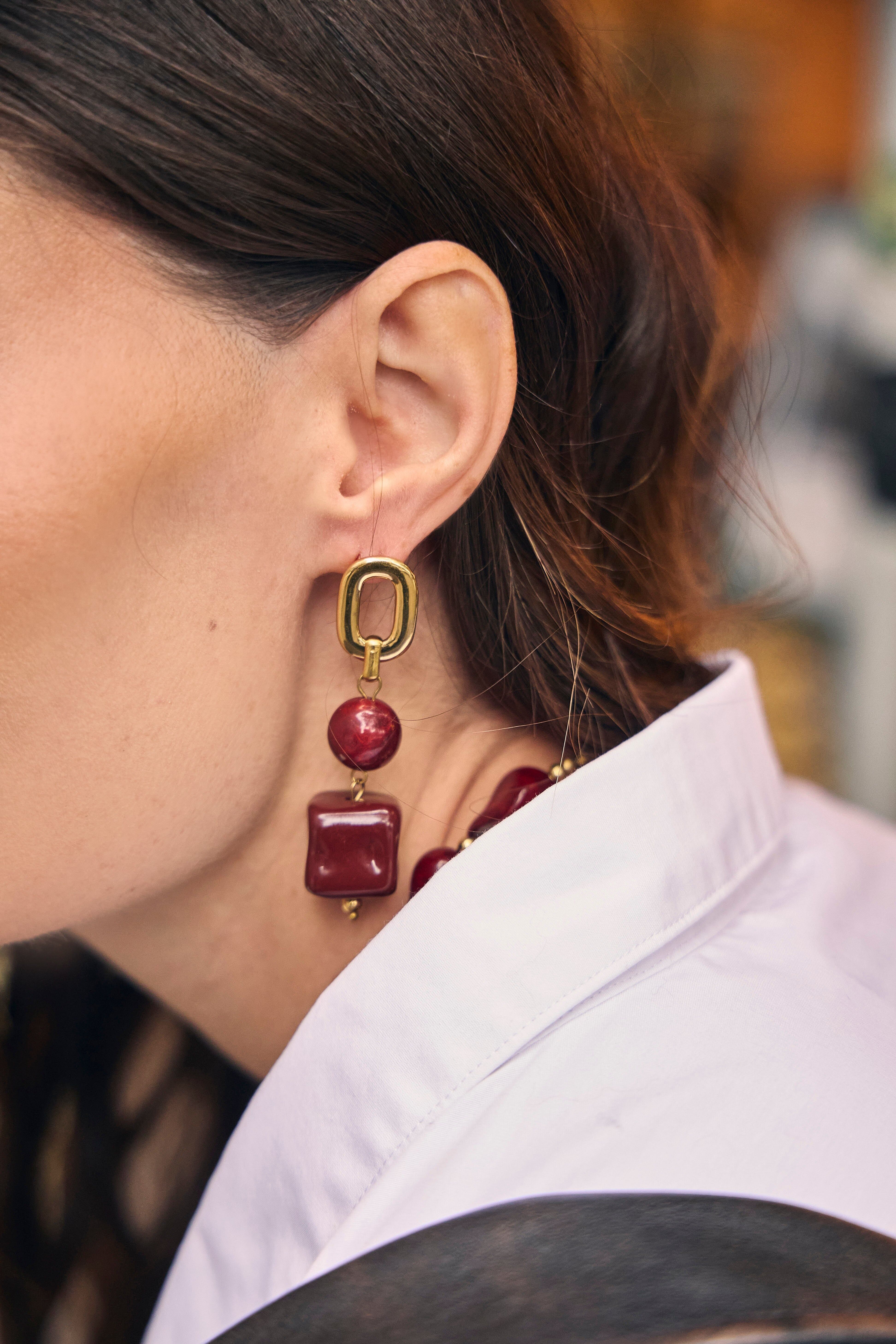 Orecchini pendenti color oro con resina rossa