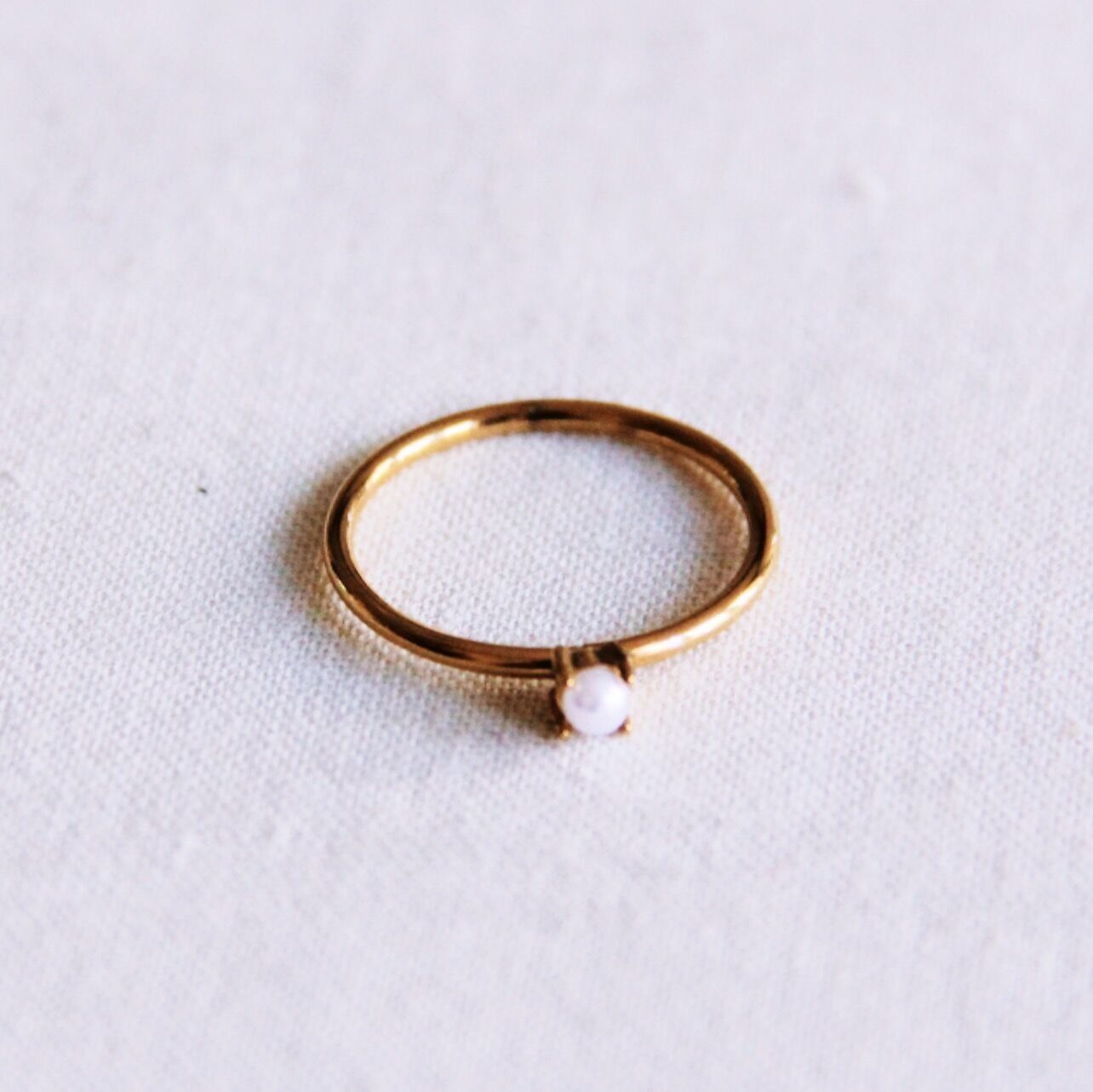 Anillo minimalista con mini perla - oro