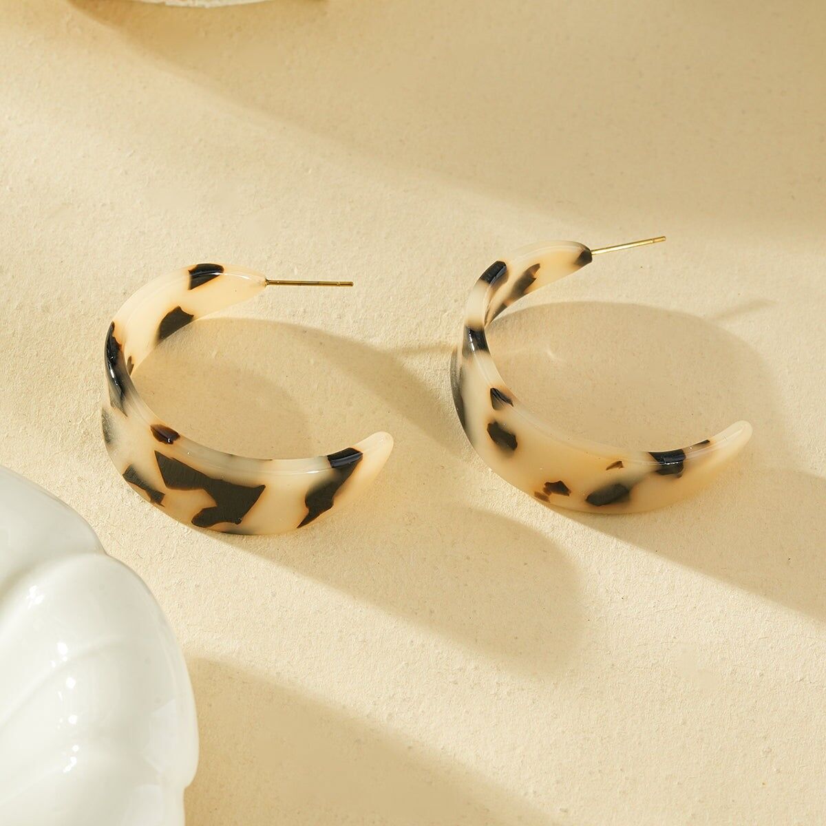 Orecchini a cerchio aperti spessi in resina stampata leopardata