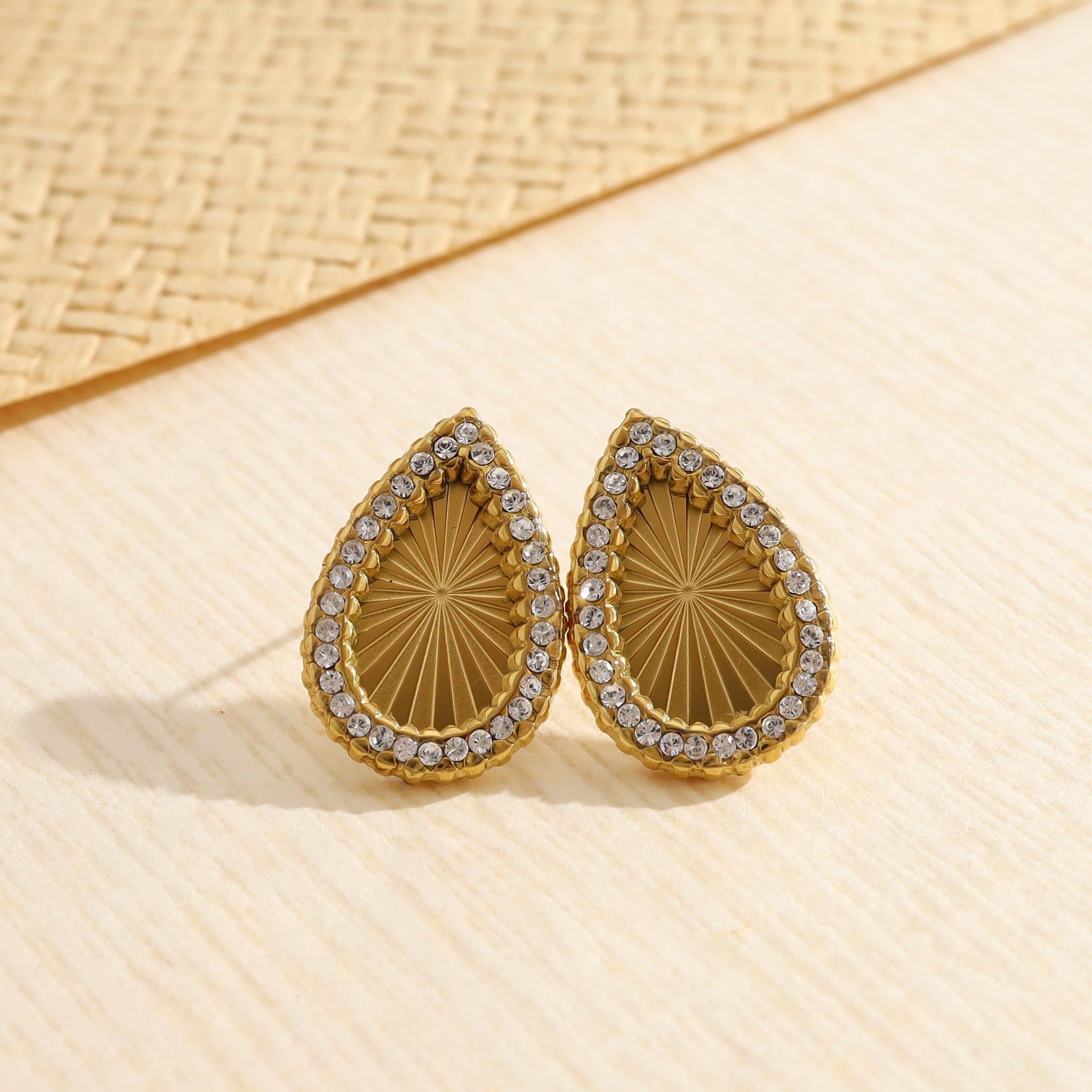 Orecchini a goccia decorati con strass