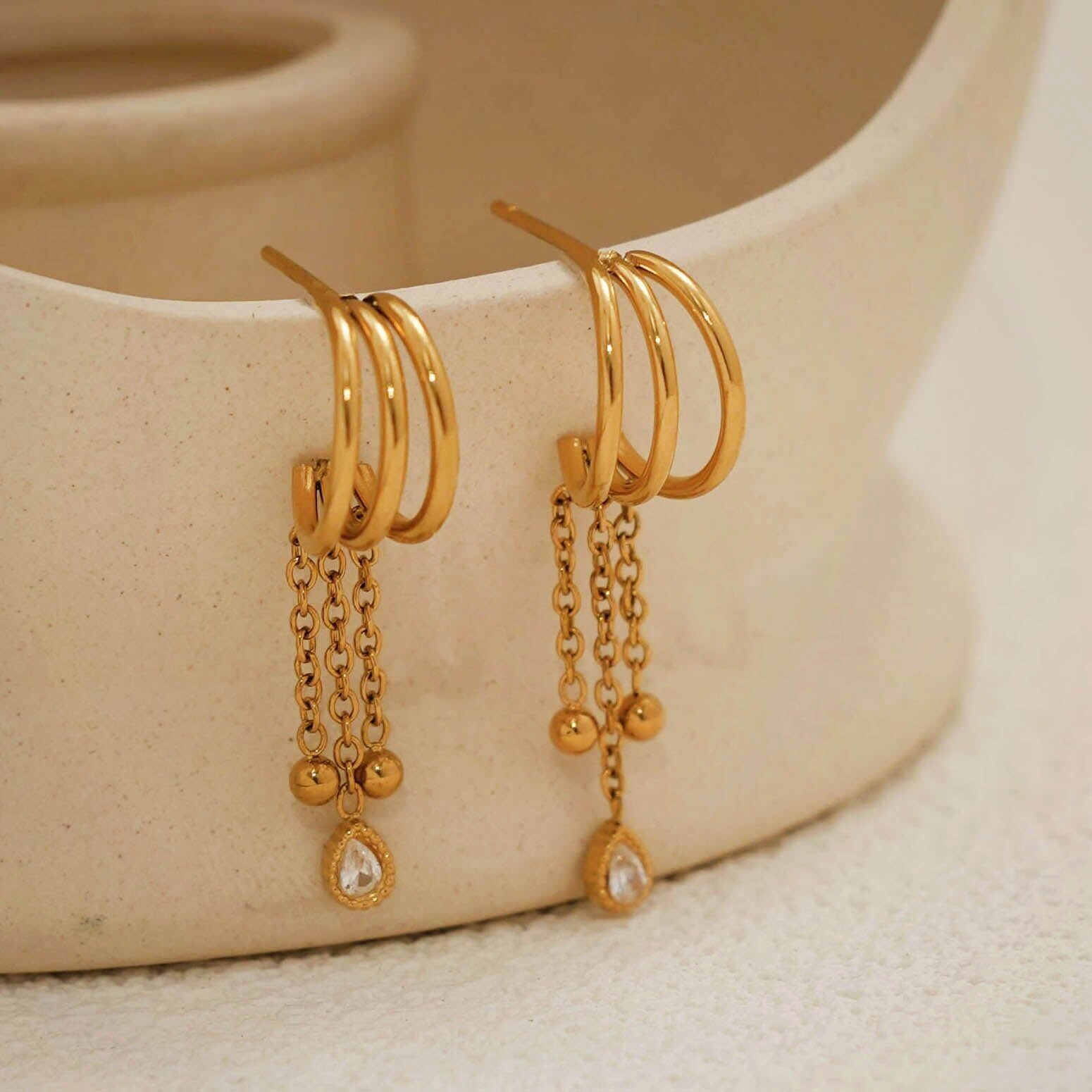 Orecchini pendenti a triplo ramo con perline e strass