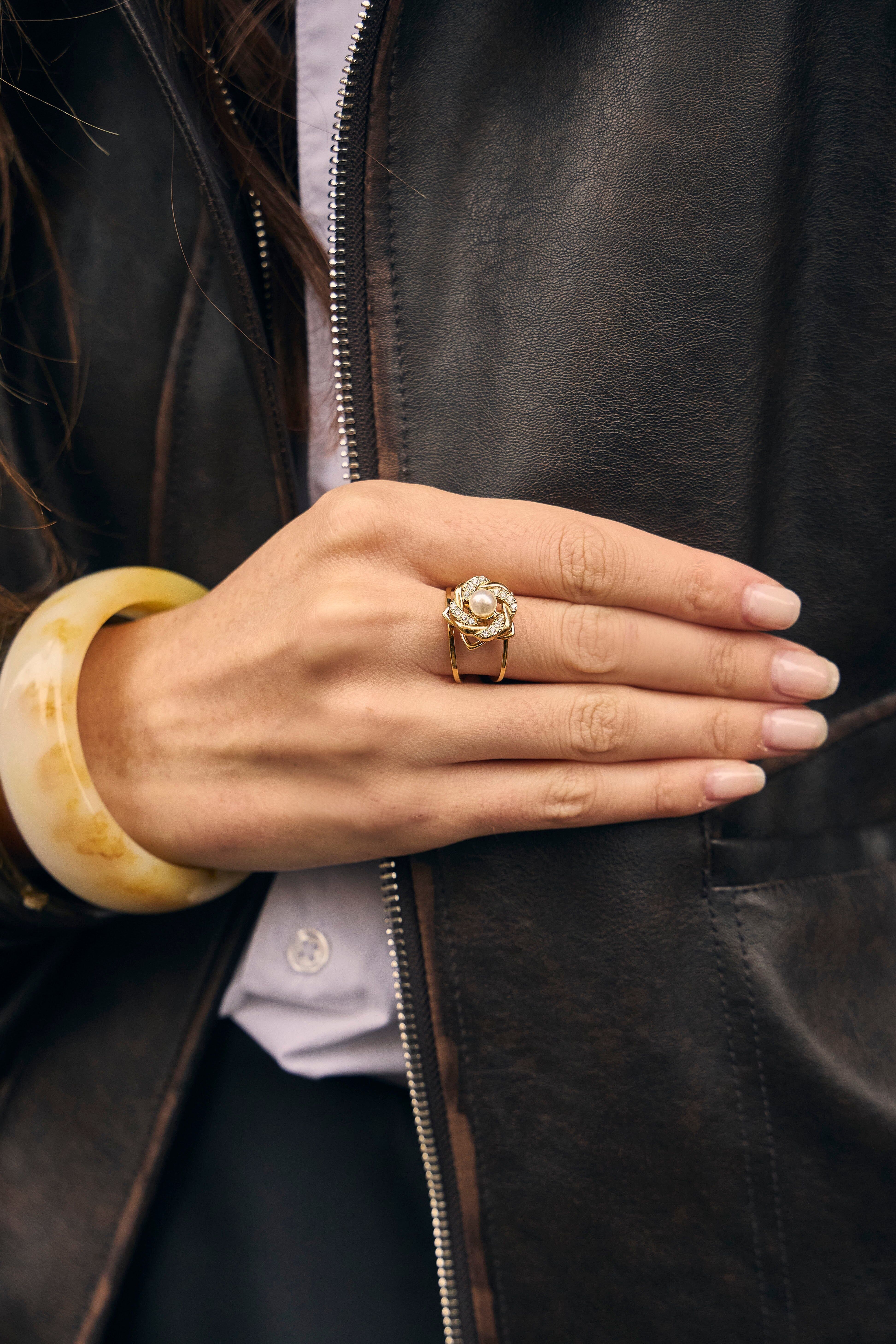Anello antistress regolabile in oro con perlina centrale a forma di fiore rotante