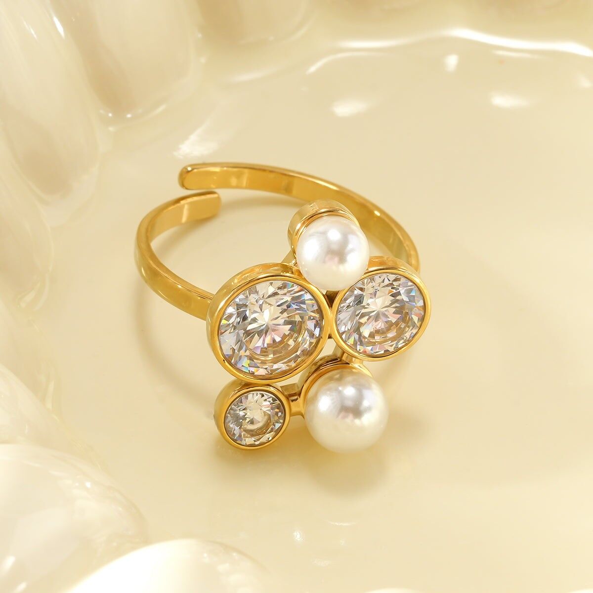 Anello regolabile in oro con strass e perle bianche