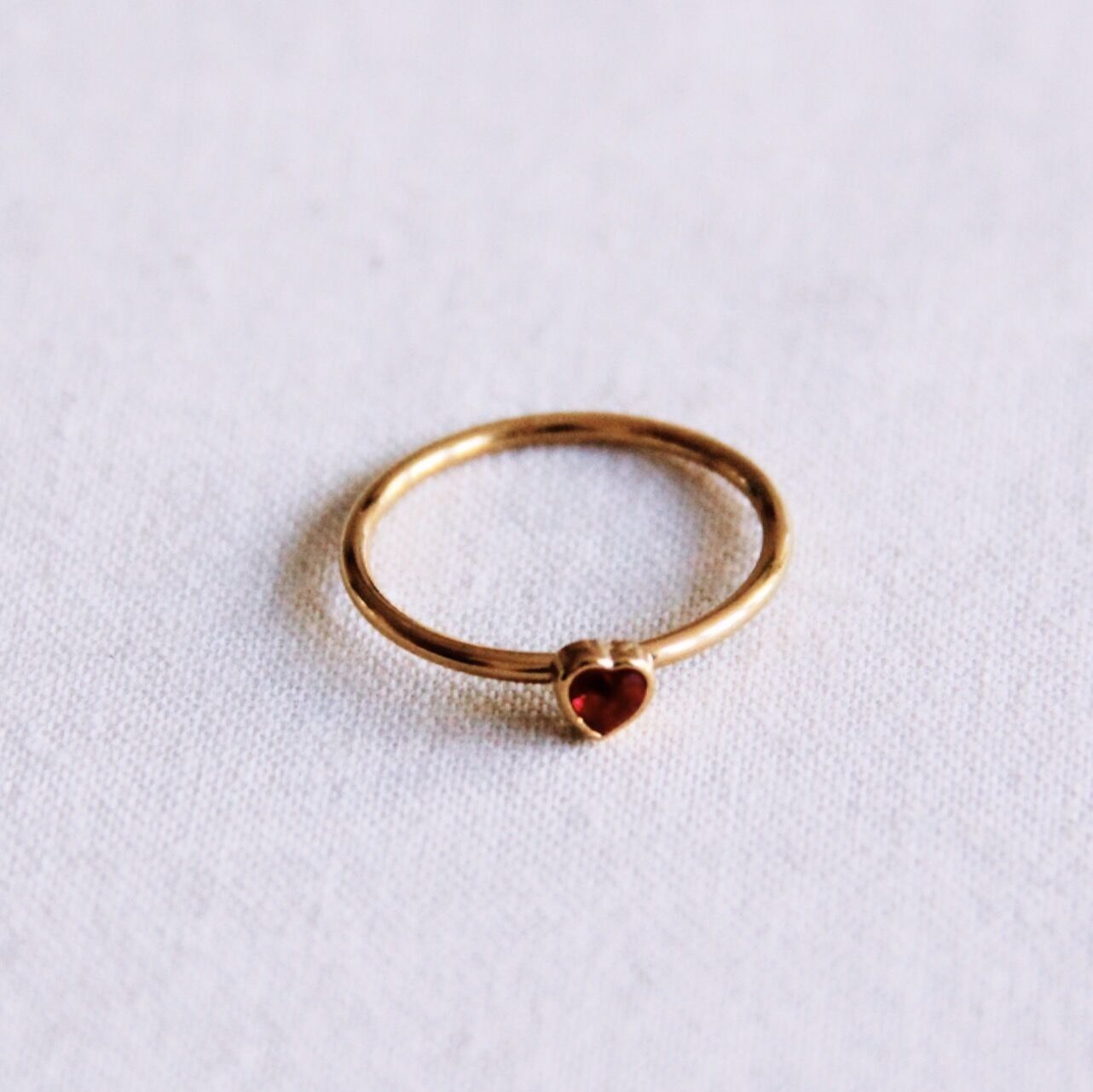Anillo minimalista con corazón de cristal - rojo