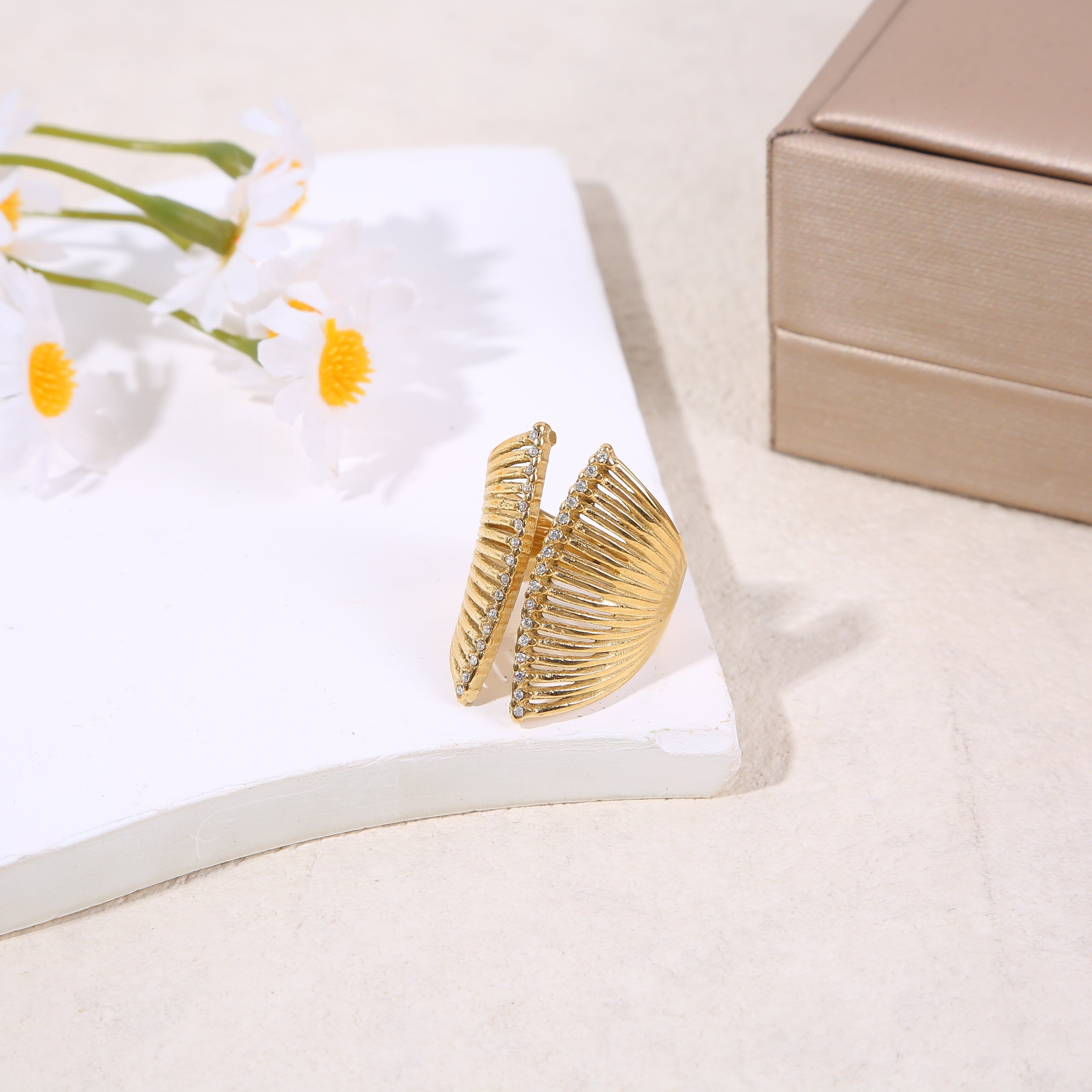 Anello color oro con apertura frontale regolabile, decorato con strass