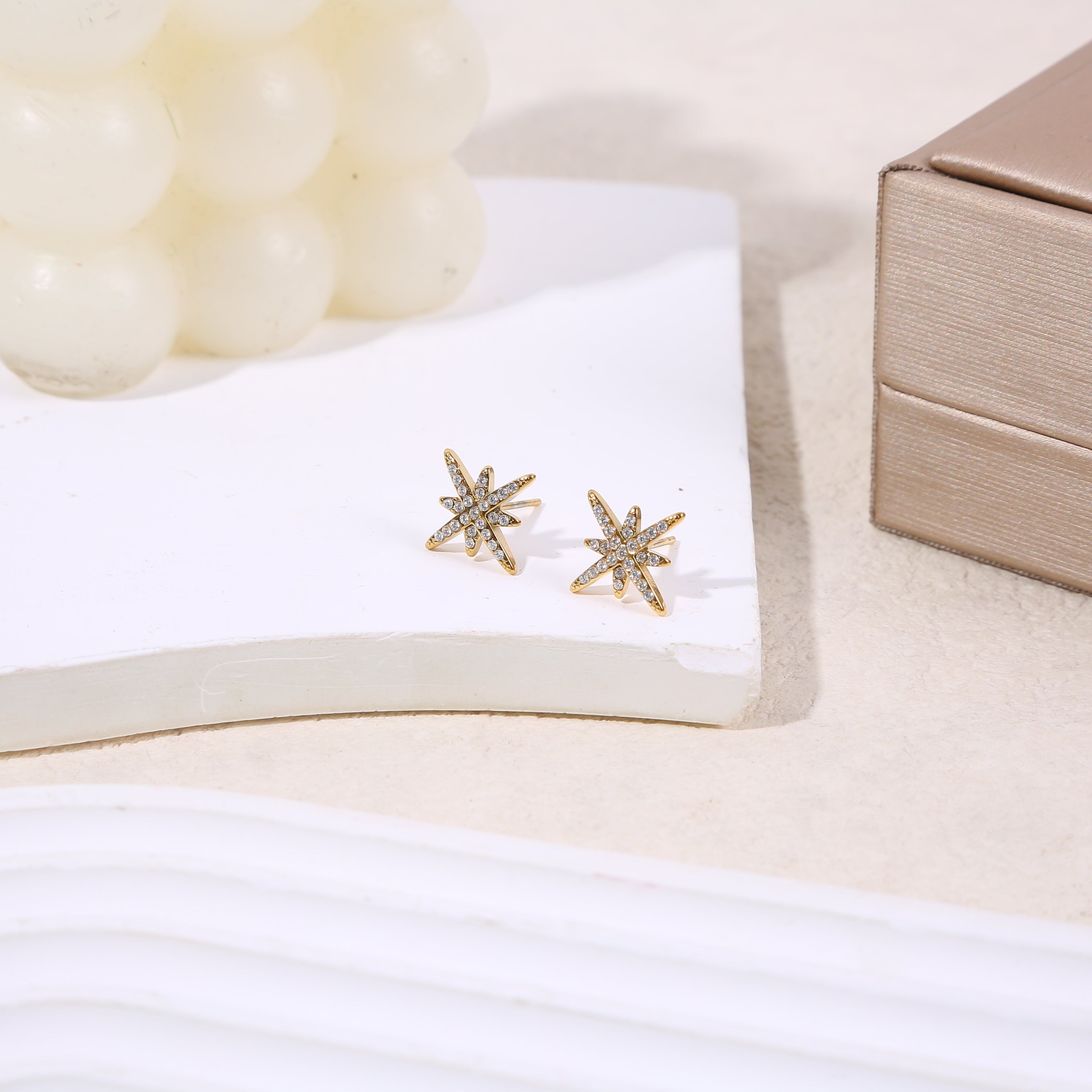 Goldene Sternohrstecker mit 8 Zacken und Strasssteinen