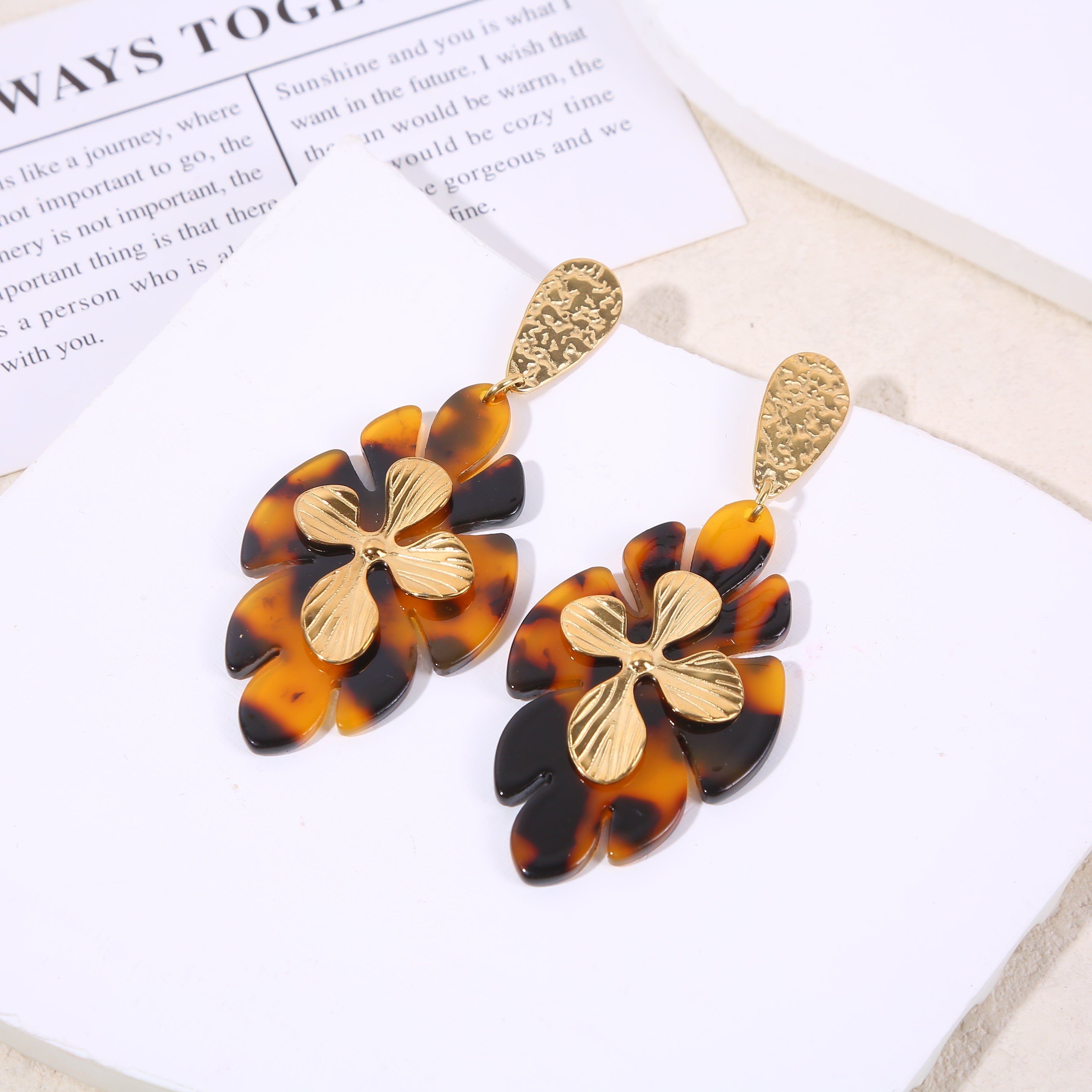 Orecchini pendenti in resina color oro con intarsi di leopardo e fiori