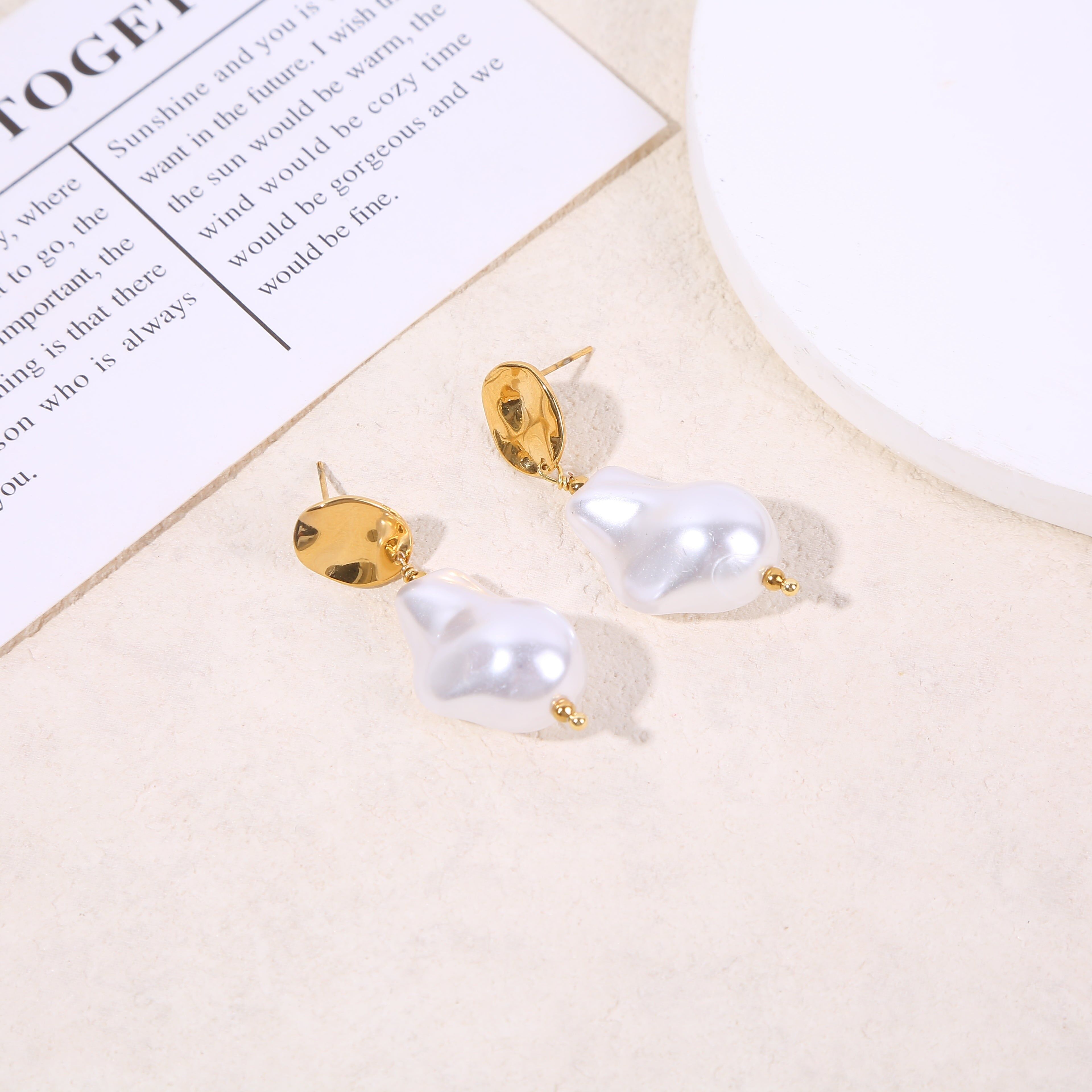 Orecchini pendenti in oro con perla bianca