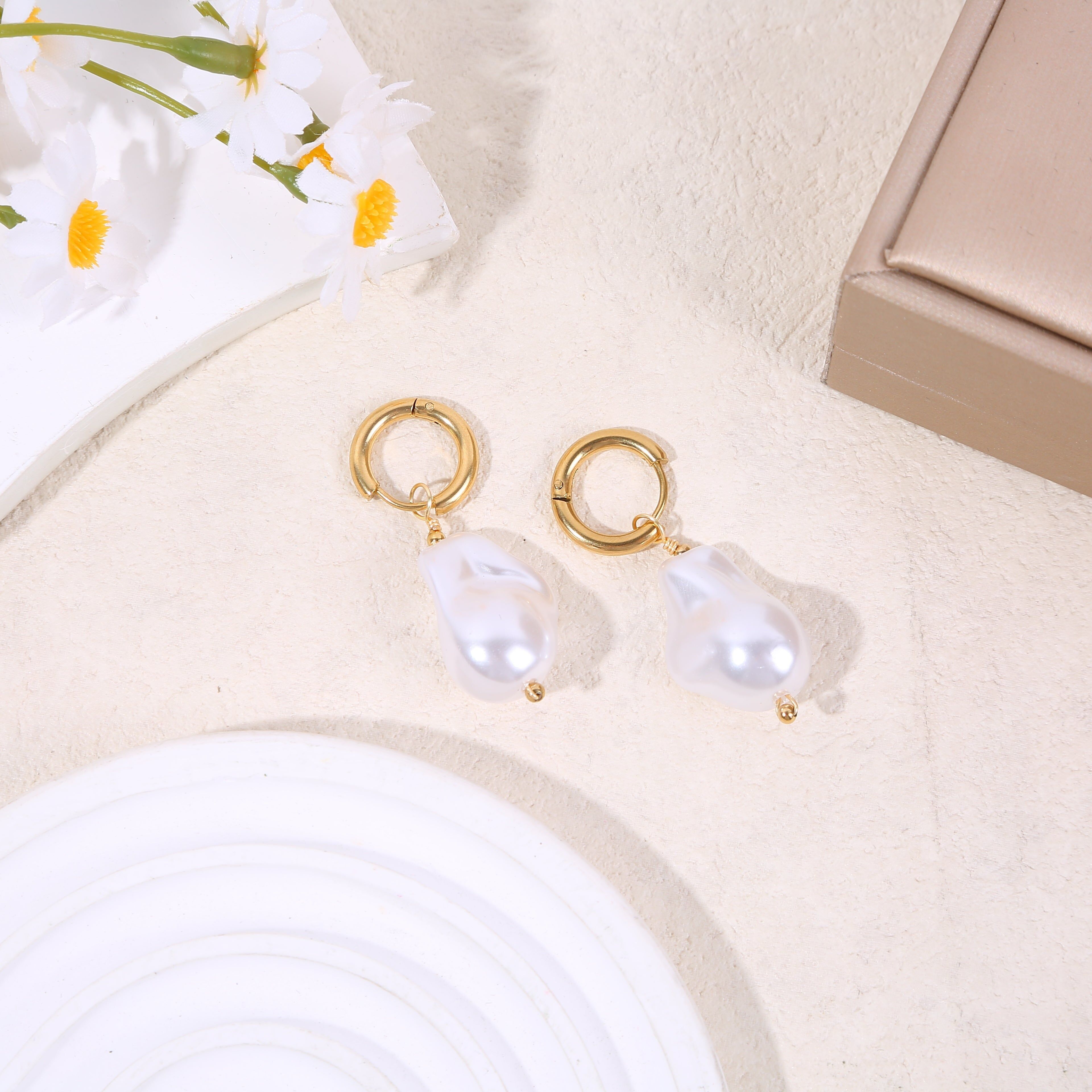 Orecchini a cerchio con pendente di perla bianca