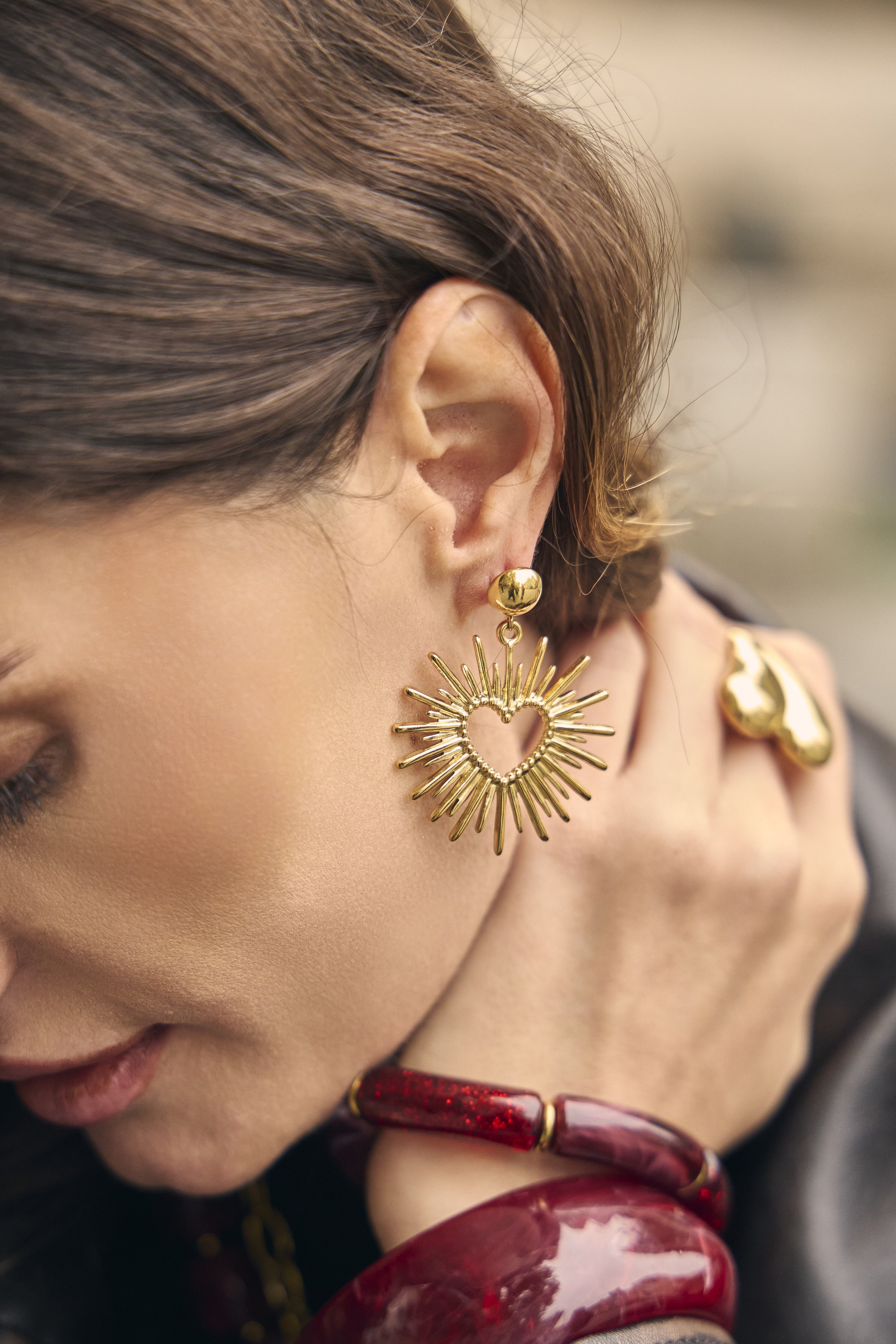 Orecchini pendenti placcati in oro con un design a cuore luminoso