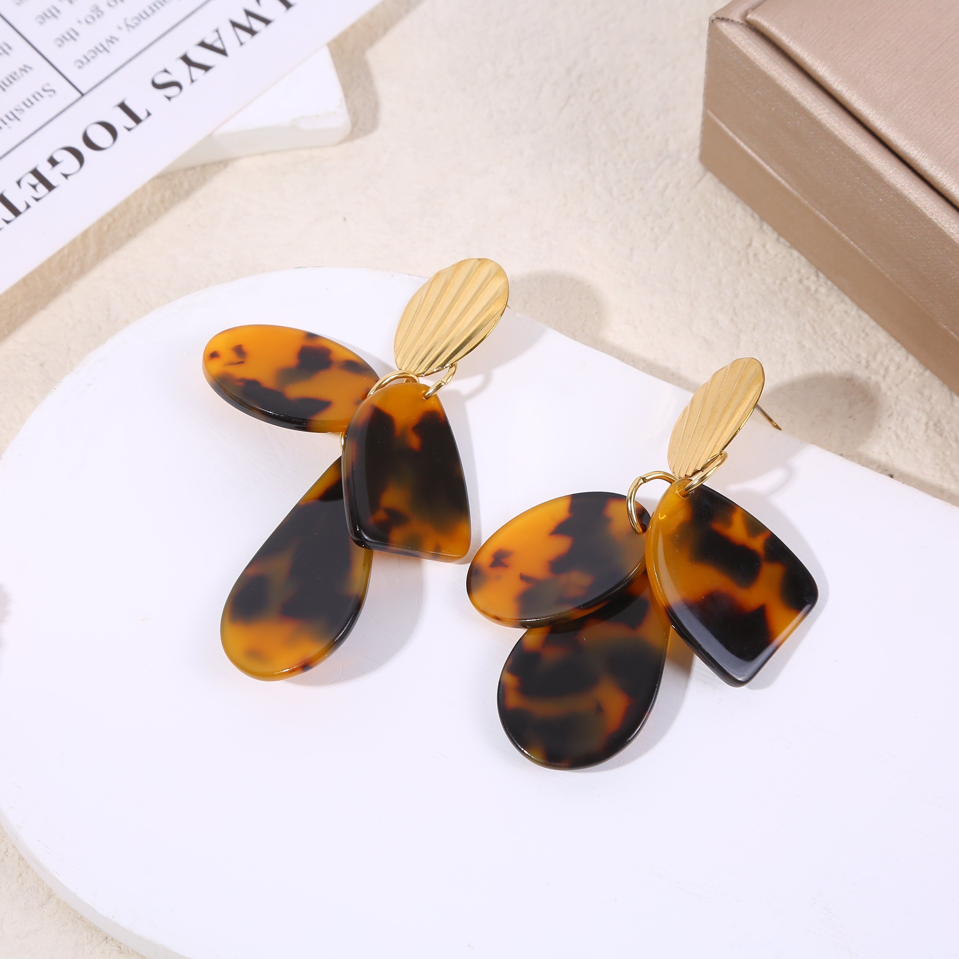 Orecchini pendenti color oro in 3 forme, stampa leopardata in resina