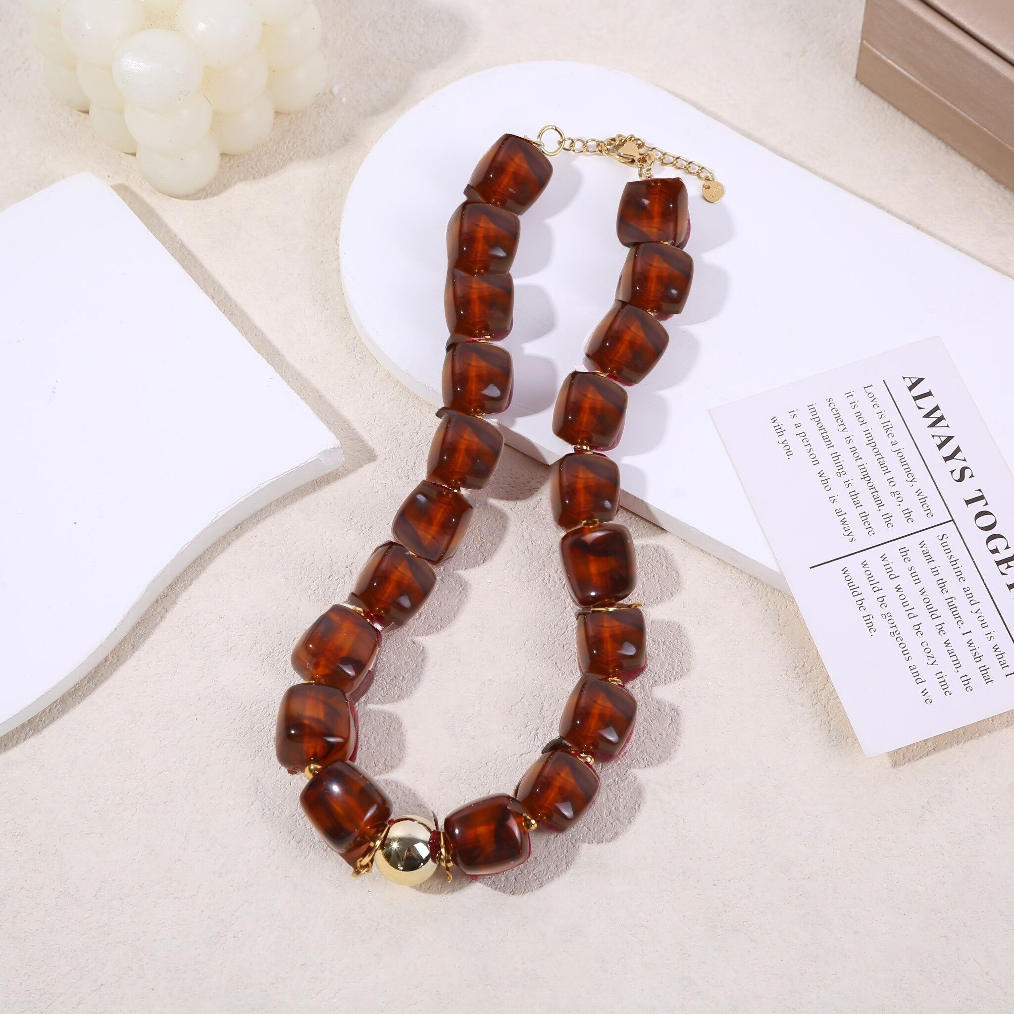 Collana in oro realizzata in resina marmorizzata marrone traslucida con forme quadrate