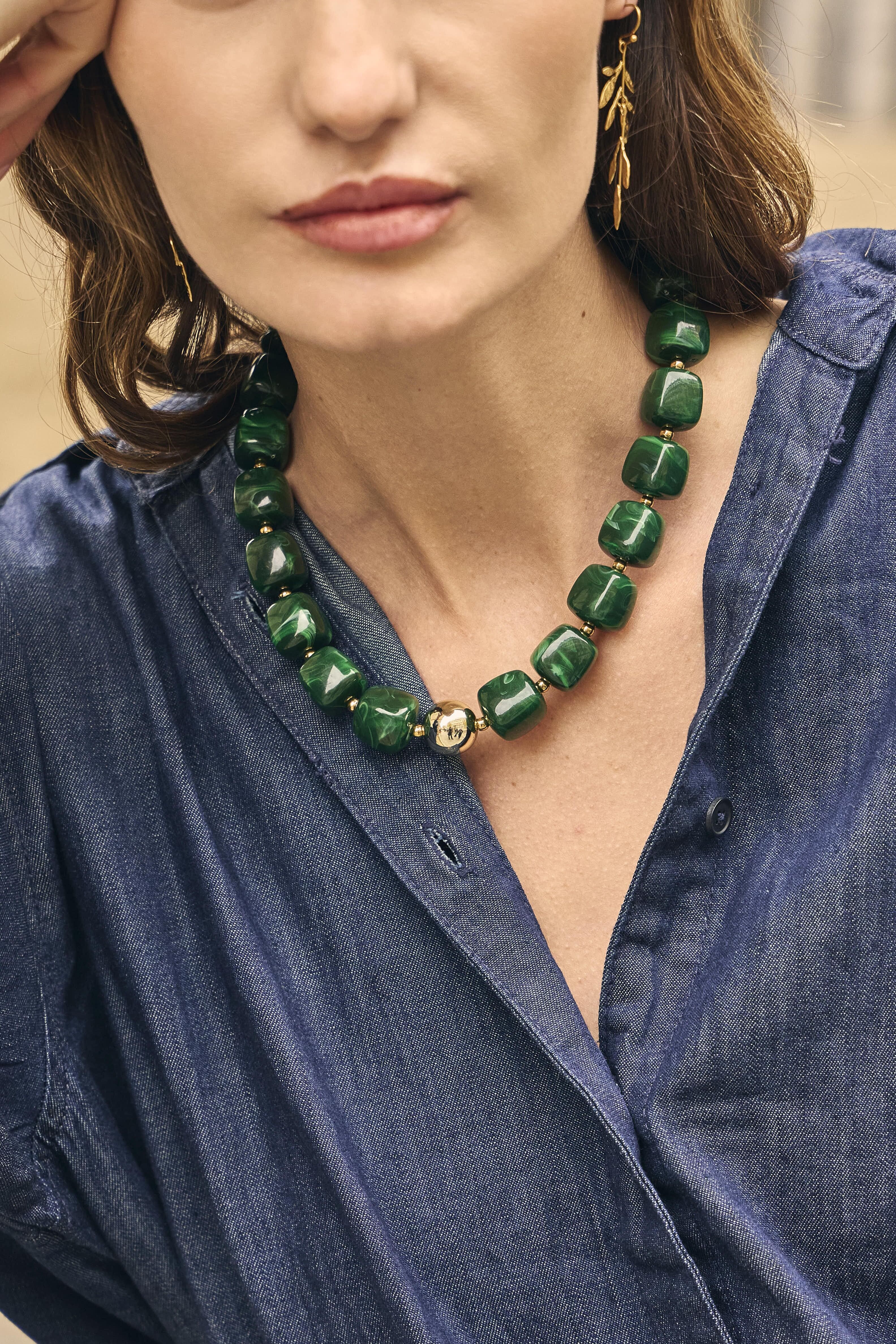 Collana in oro con resina verde marmorizzata e forme quadrate
