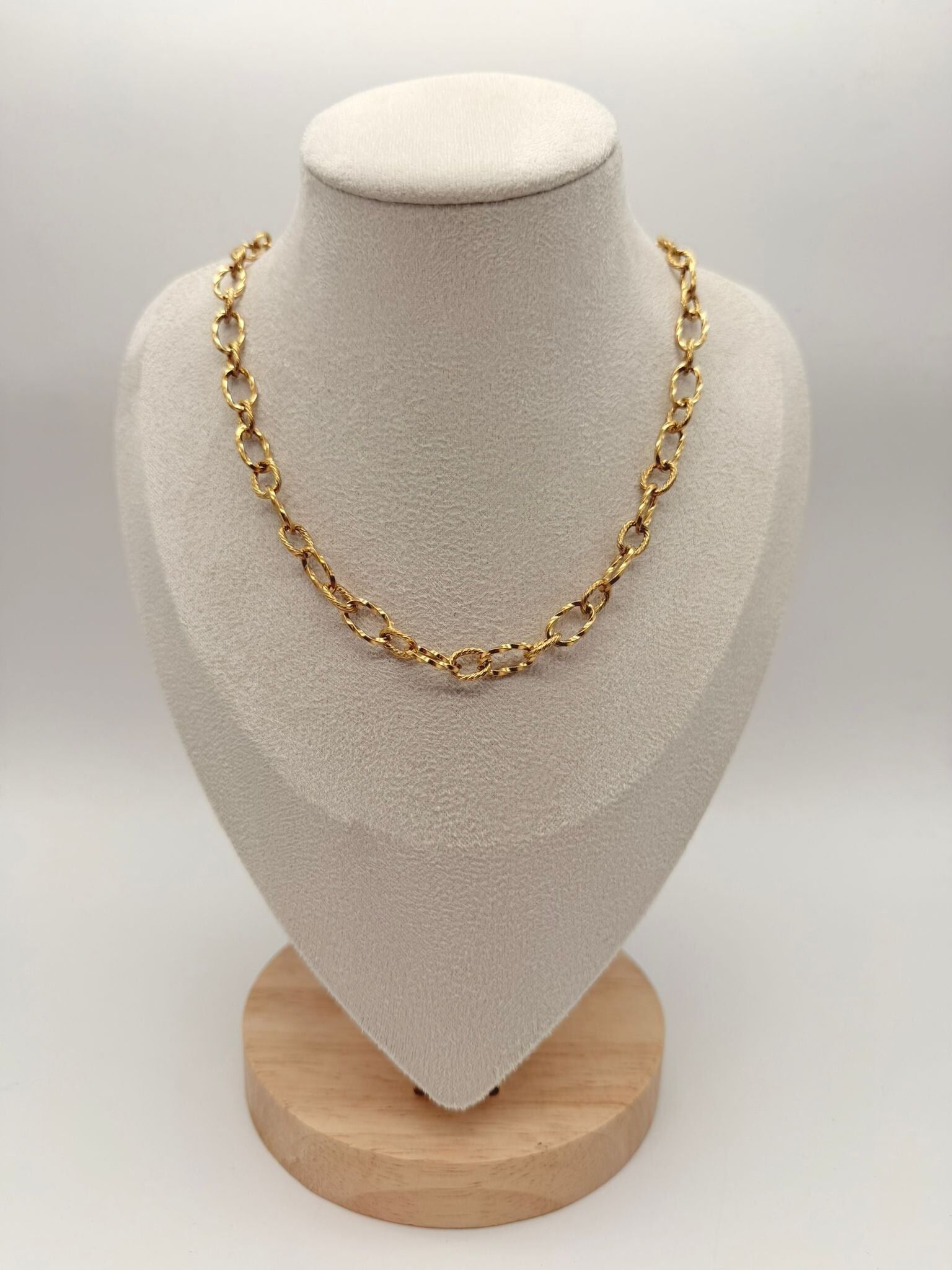 Collana a catena color oro con ciondoli a coste