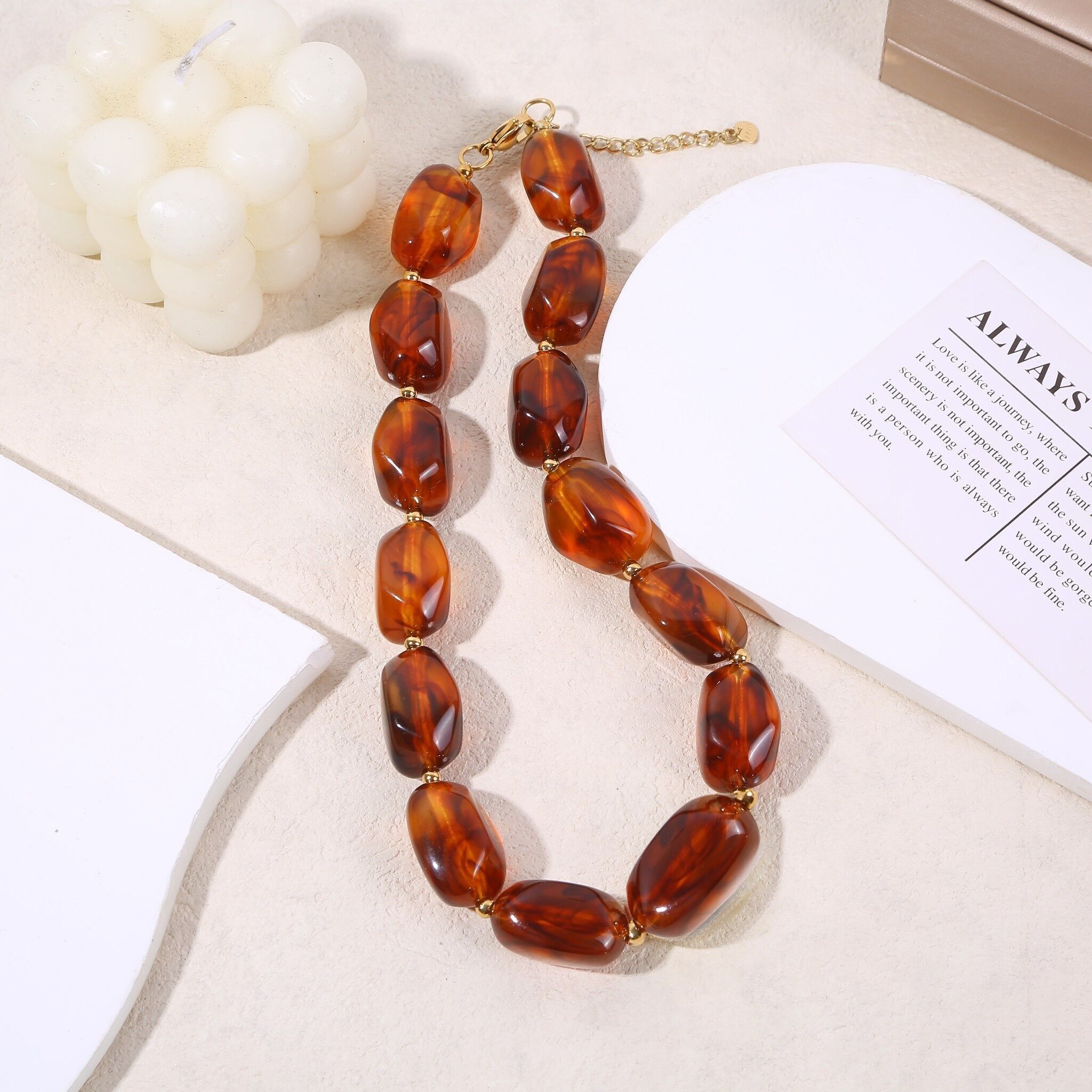 Collana in oro con resina ambrata traslucida e forme marmorizzate e arrotondate