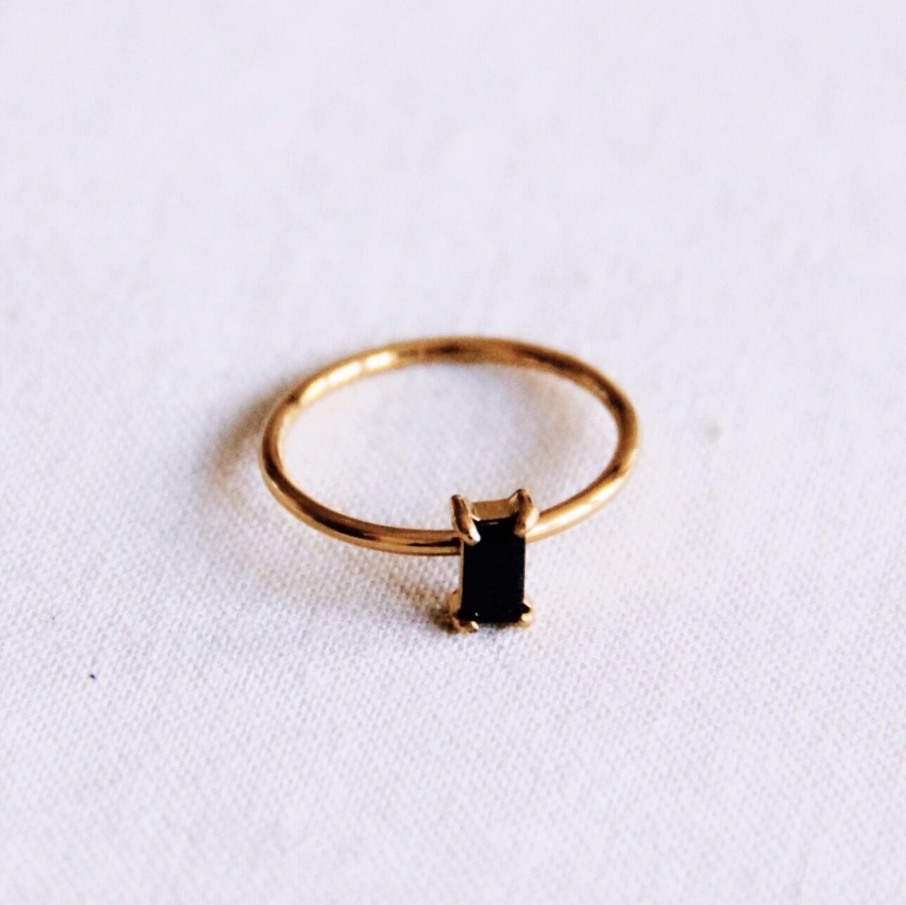Anillo minimalista con piedra de cristal - negro