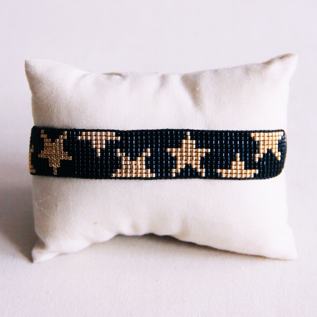 Pulsera tejida con estrellas - negro/dorado