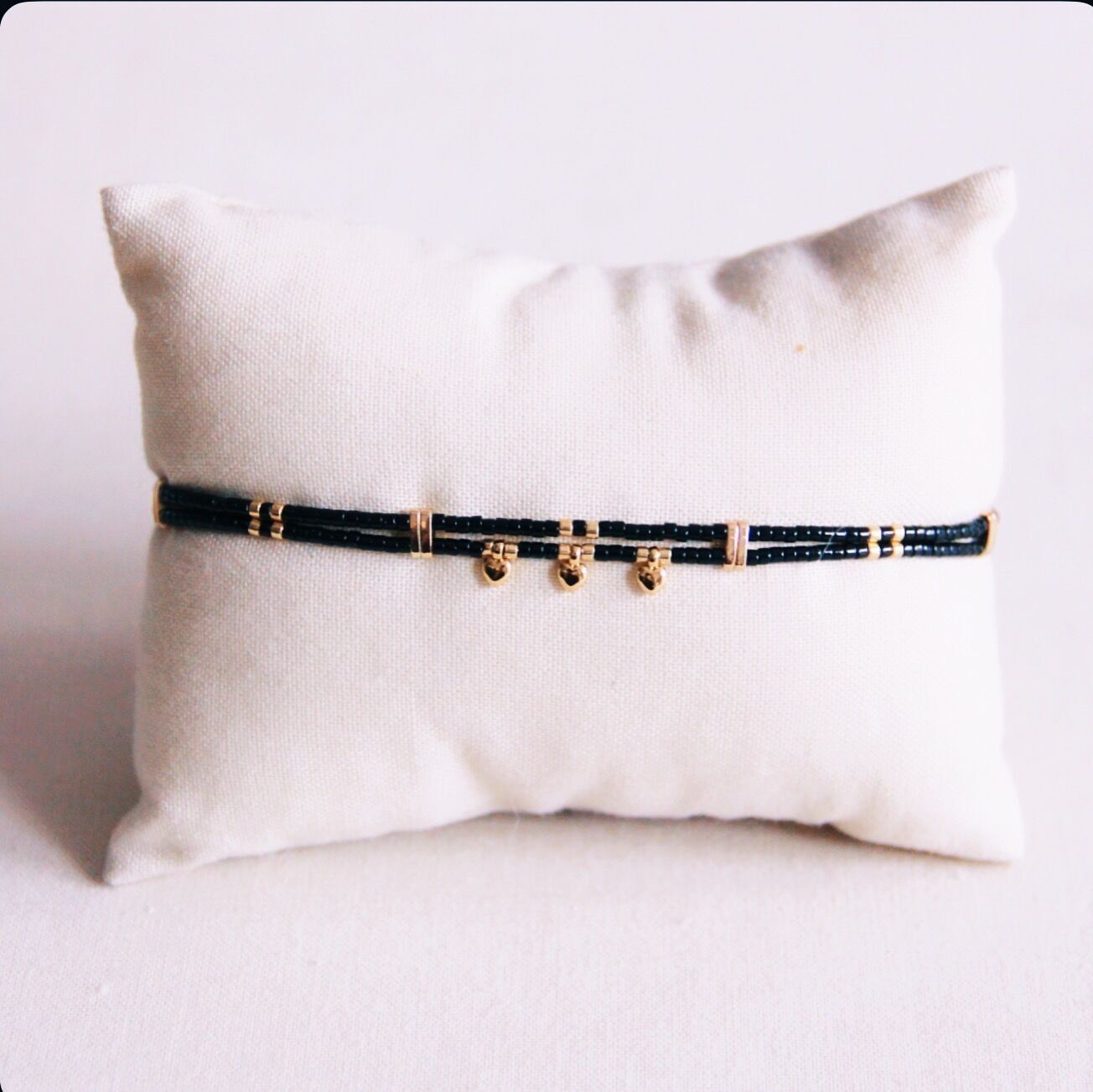 Bracciale doppio Miyuki con 3 mini cuori - nero