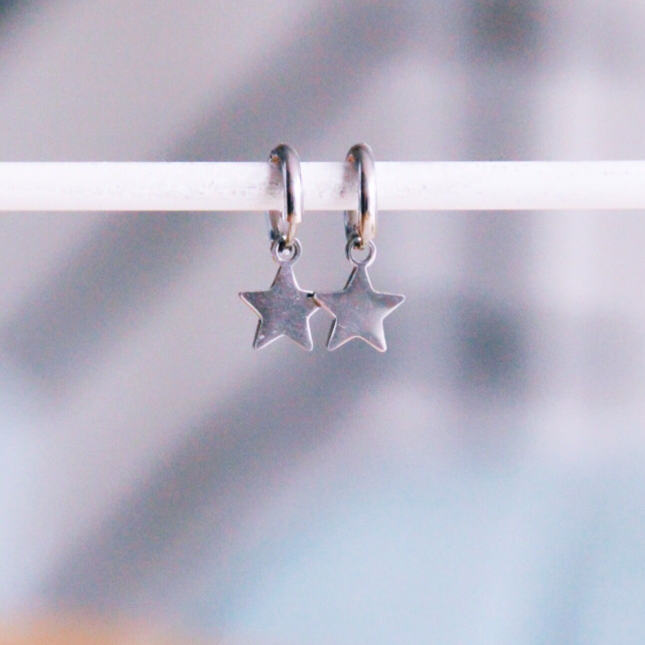 Pendientes de aro de acero inoxidable con estrella - plateados