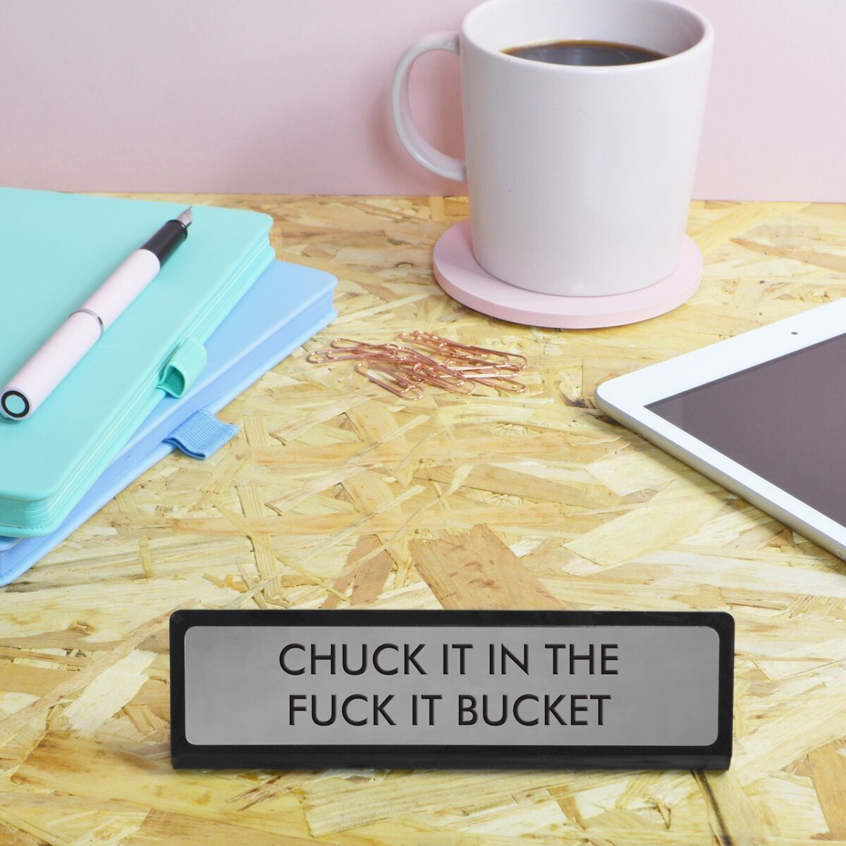 Targa da scrivania "Gettalo nel secchio del cazzo"