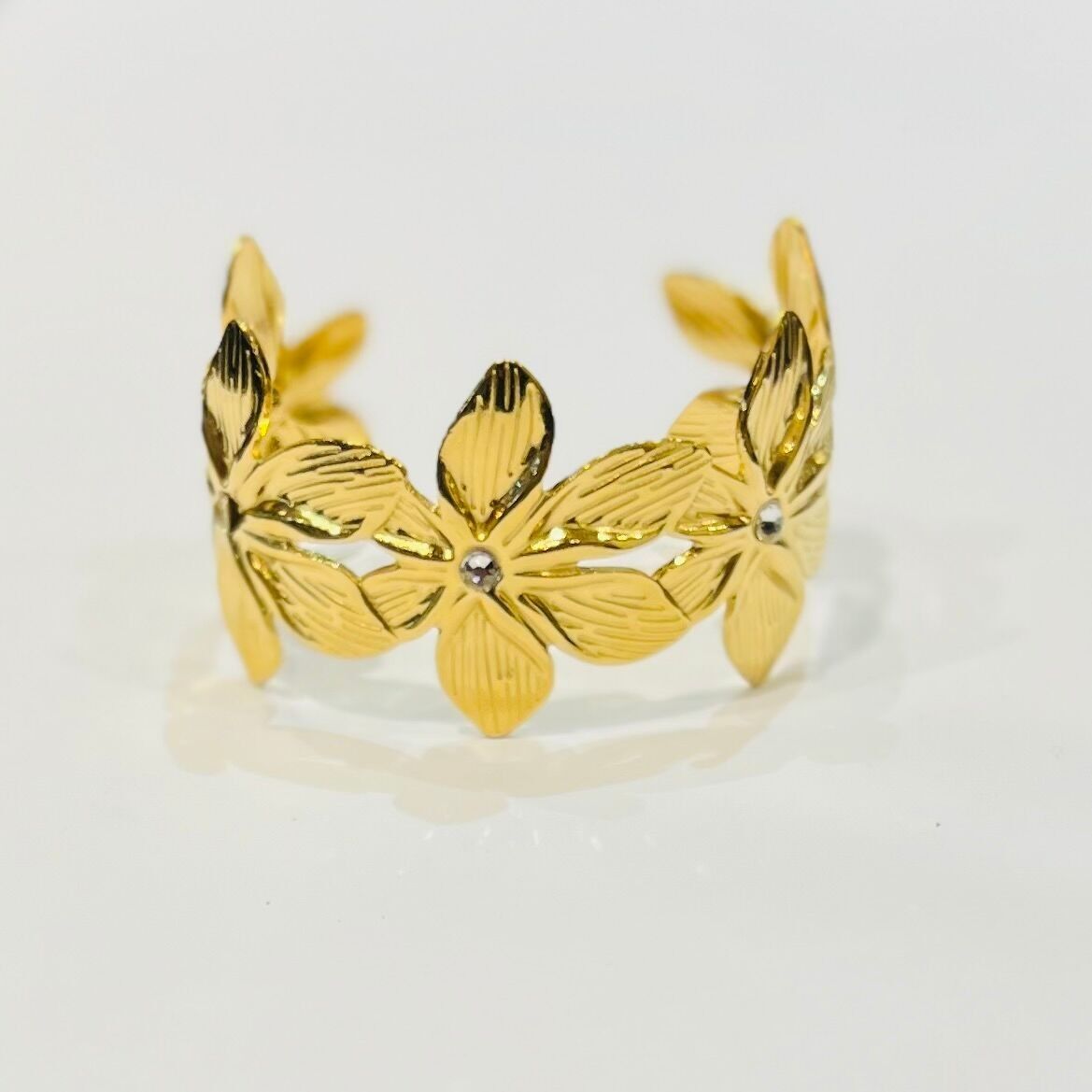 Bracciale rigido color oro con fiori di strass incisi