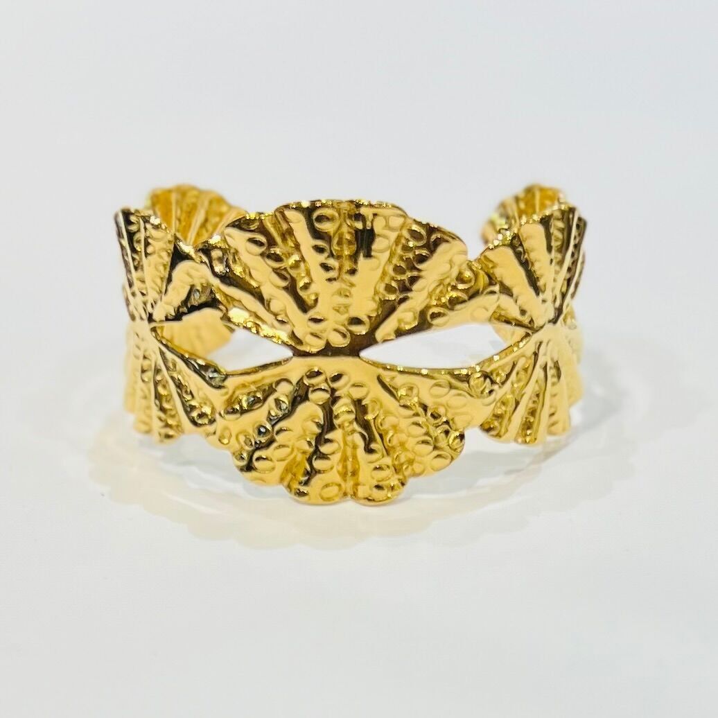 Anello in oro testurizzato con motivo a conchiglia