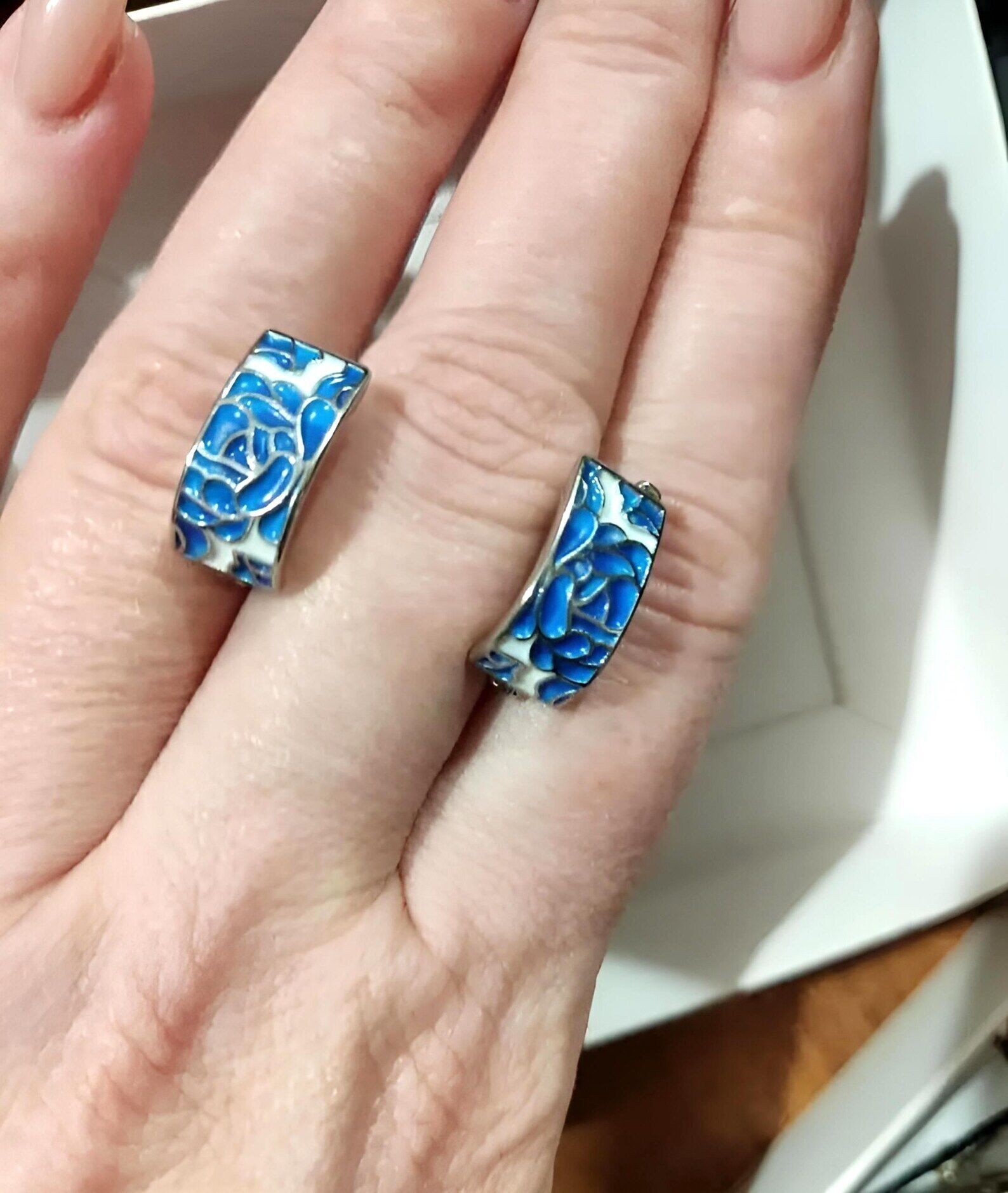 Orecchini in smalto con fiori blu