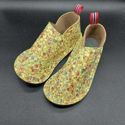 Zapatos para mujer en piel natural estampada con suela de goma con forro interior de ante suave al tacto. UE hecho a mano. Opplav skogsfru. Amarillo.