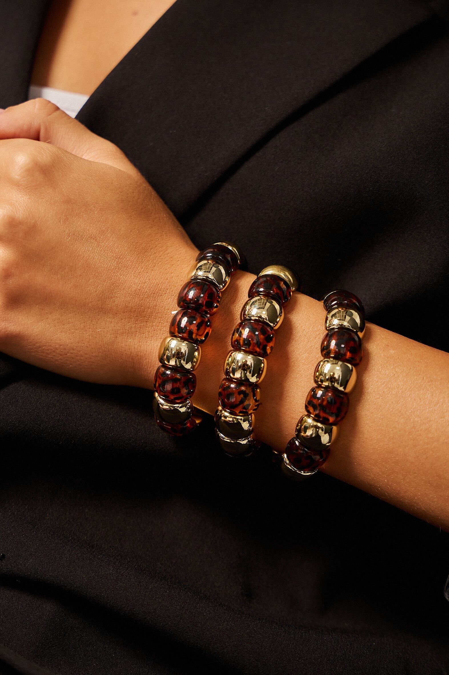 Elastic Resin Bracelet with Gold Links – Scale Effect