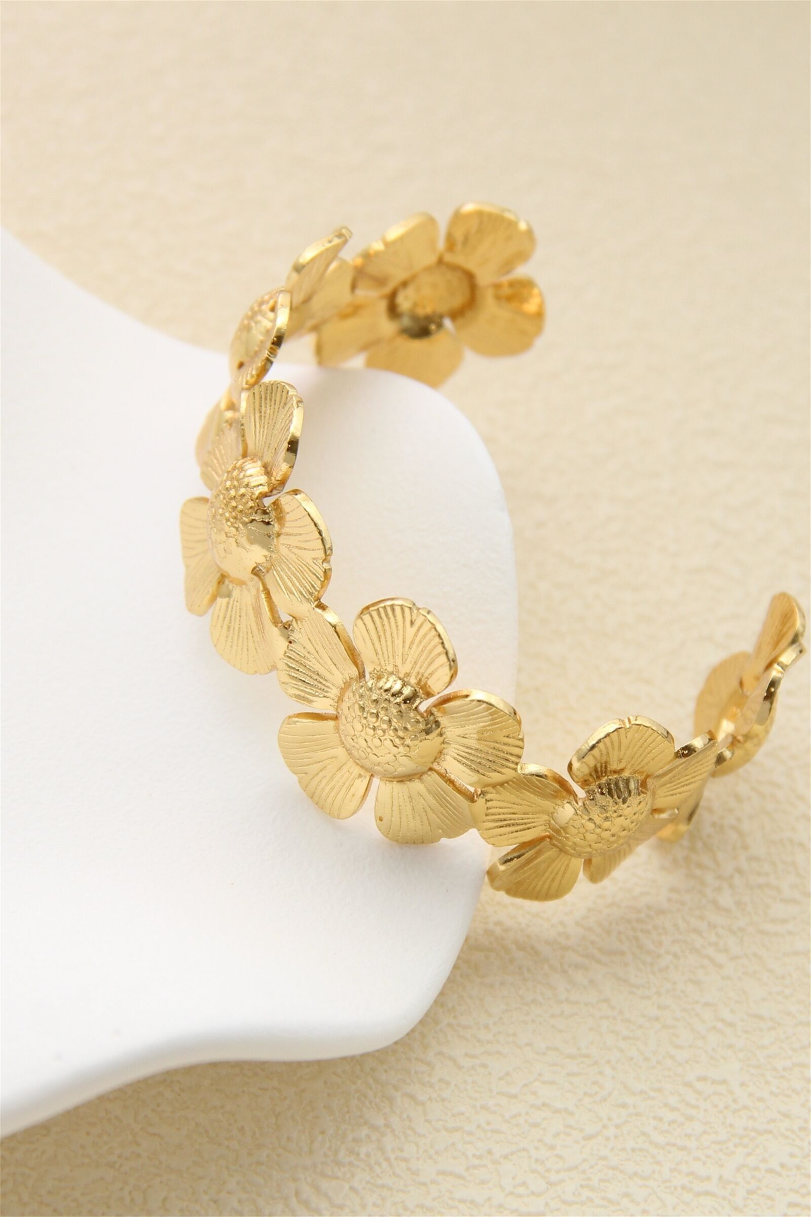 Gold-Plated Floral Bangle Bracelet – Romantic Elegance