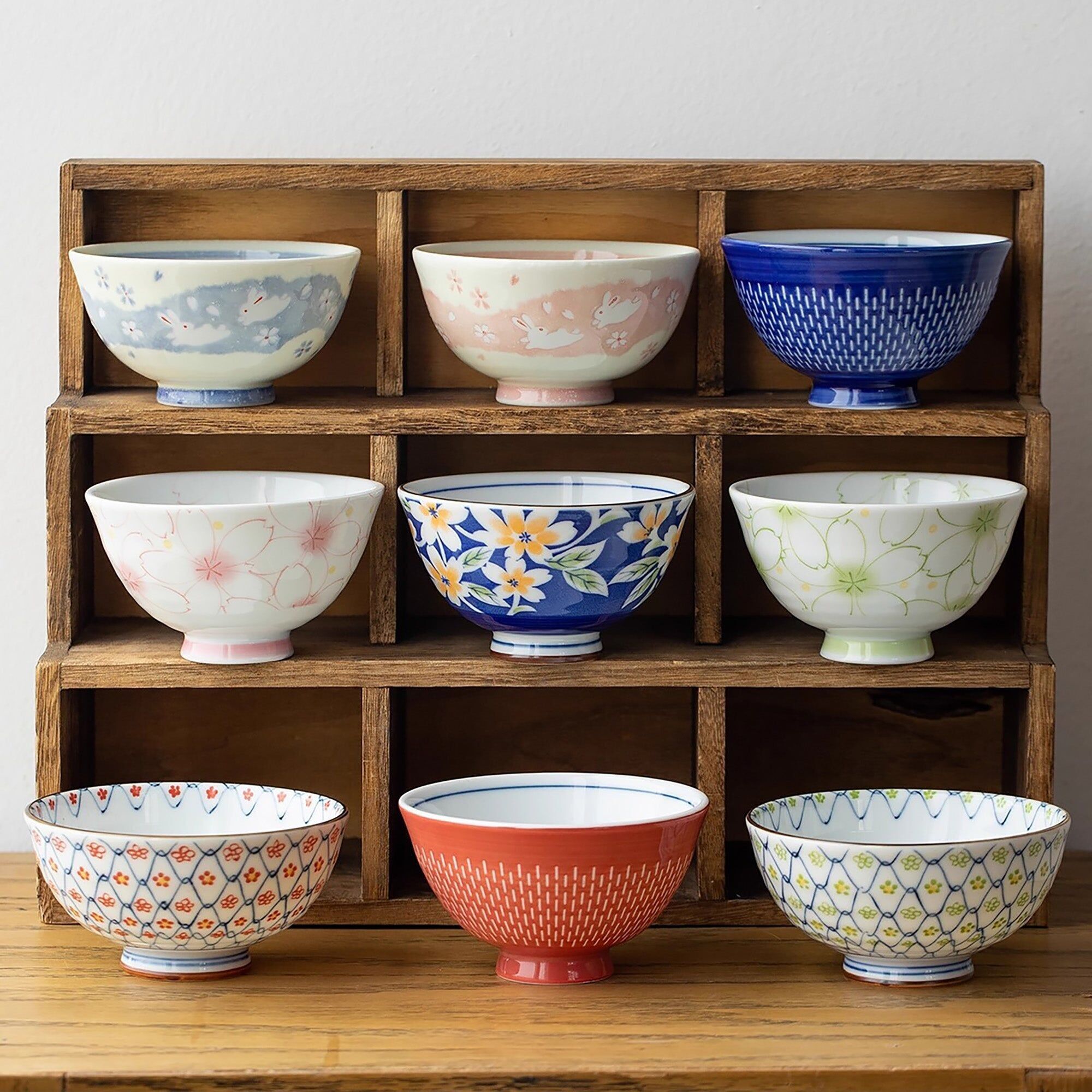 Minoyaki ceramic bowl with floral pattern