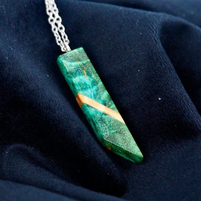 Lámpara colgante de madera de abedul estabilizada en tonos verde y beige